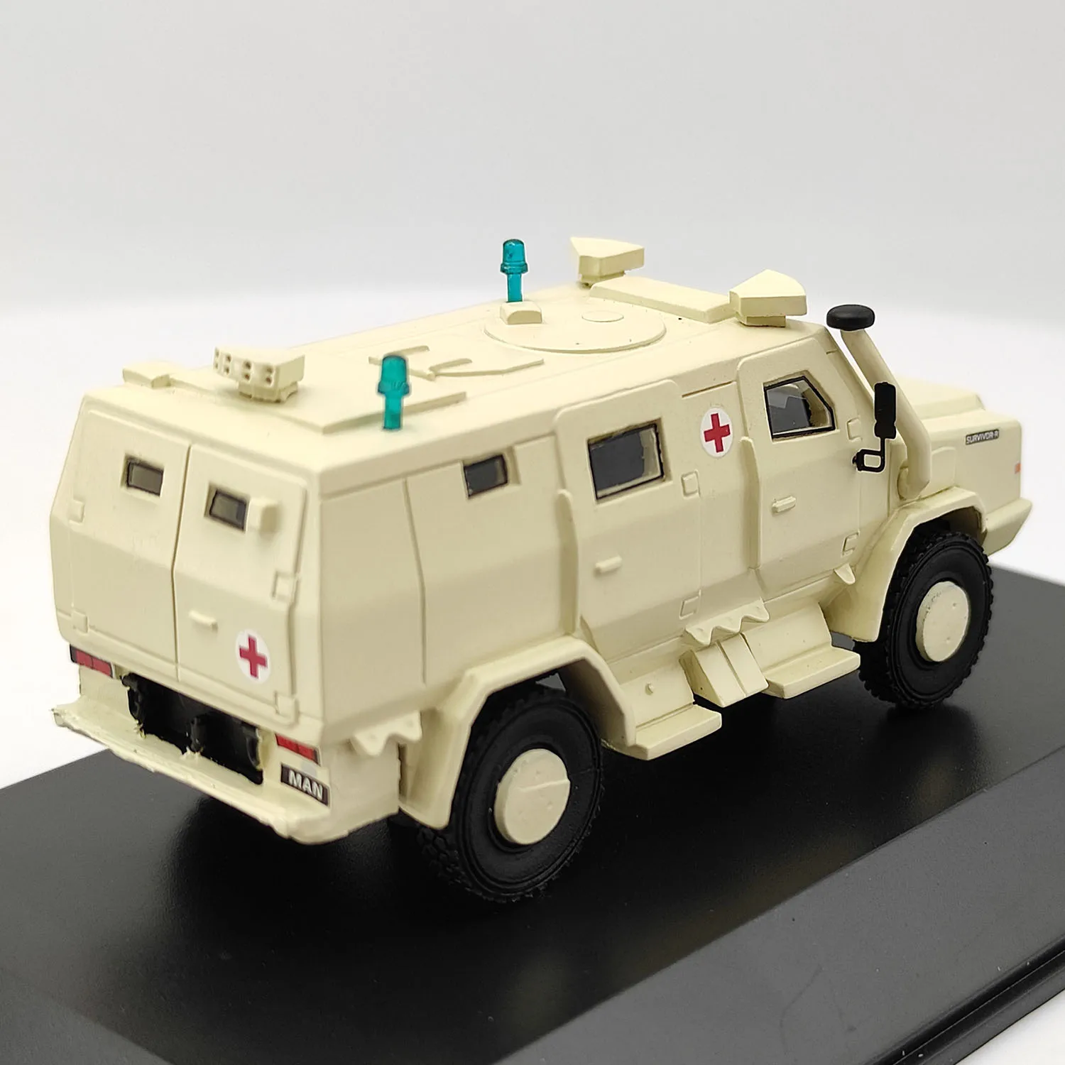 BOS 1:87 เรซินขนาด RMMV Survivor R รถพยาบาลของเล่นรถหุ้มเกราะรุ่นคลาสสิก Nostalgia ผู้ใหญ่ของที่ระลึกของขวัญจอแสดงผลแบบคงที่