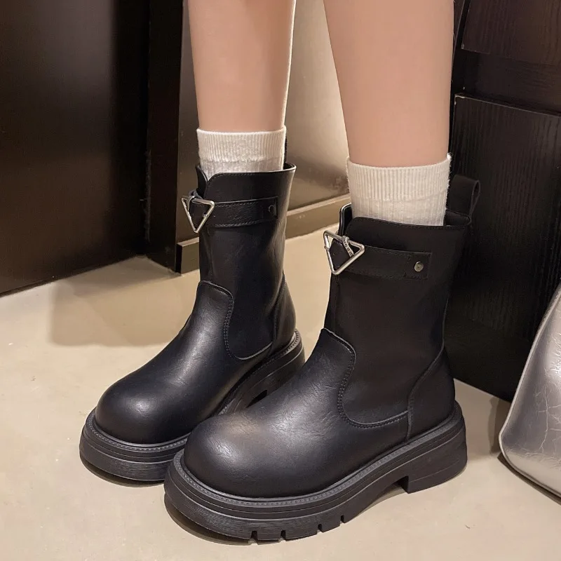 المرأة العصرية والأكثر مبيعا حذاء من الجلد الشتاء منصة كعب أحذية بوت قصيرة مصمم مشبك امرأة 2025 موضة التمهيد