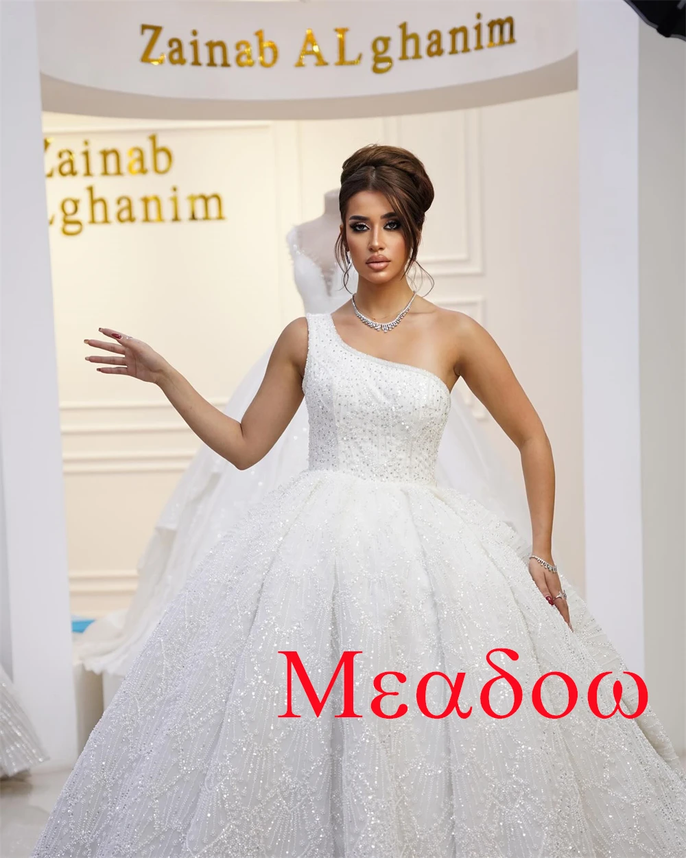 사용자 정의 절묘한 흰색 Organza 웨딩 드레스 고품질 Strapless 한 어깨 민소매 채플 트레인 신부 가운