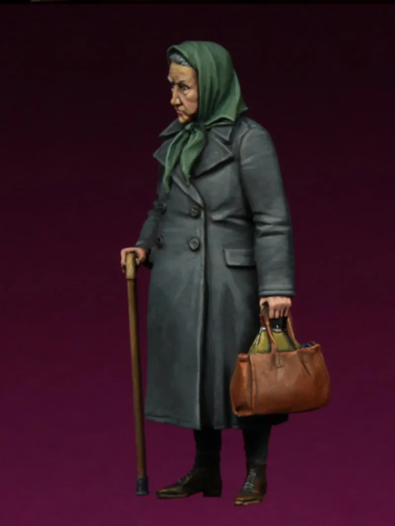 1/35 Scale Resin Figure Assembled Model Kit Elderly Woman, Europe Historical Hobby Miniature Diorama Unassembled and Unpainted