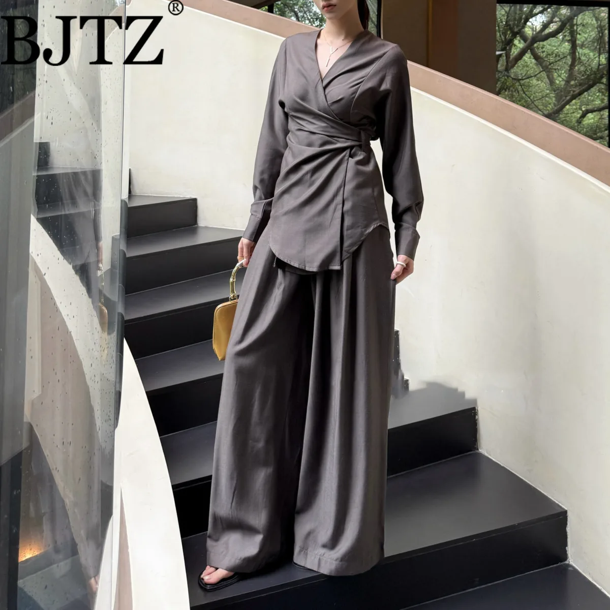 

BJTZ Модный дизайнерский топ с v-образным вырезом + широкие повседневные брюки Комплект из 2 предметов для женщин 2025 Весна Осень Новый темперамент Свободные женские комплекты