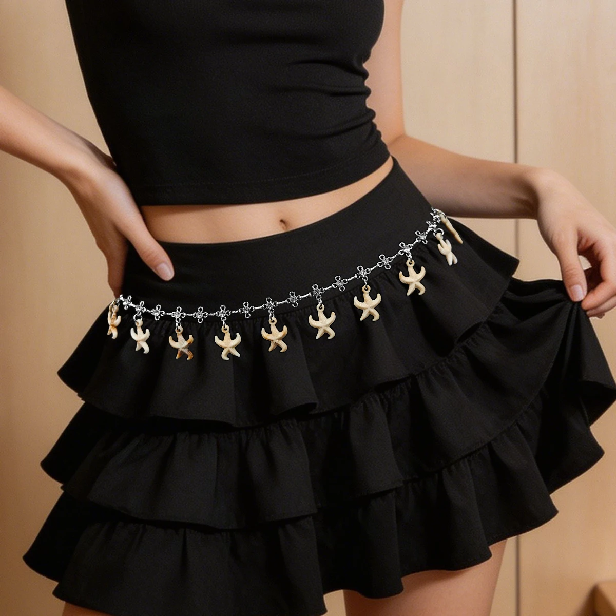 Neues Sommerkleid im Slim-Fit-Stil mit Taillenkette und Metallkettengürtel mit Seestern-Dekoration für einen Strand-Look.