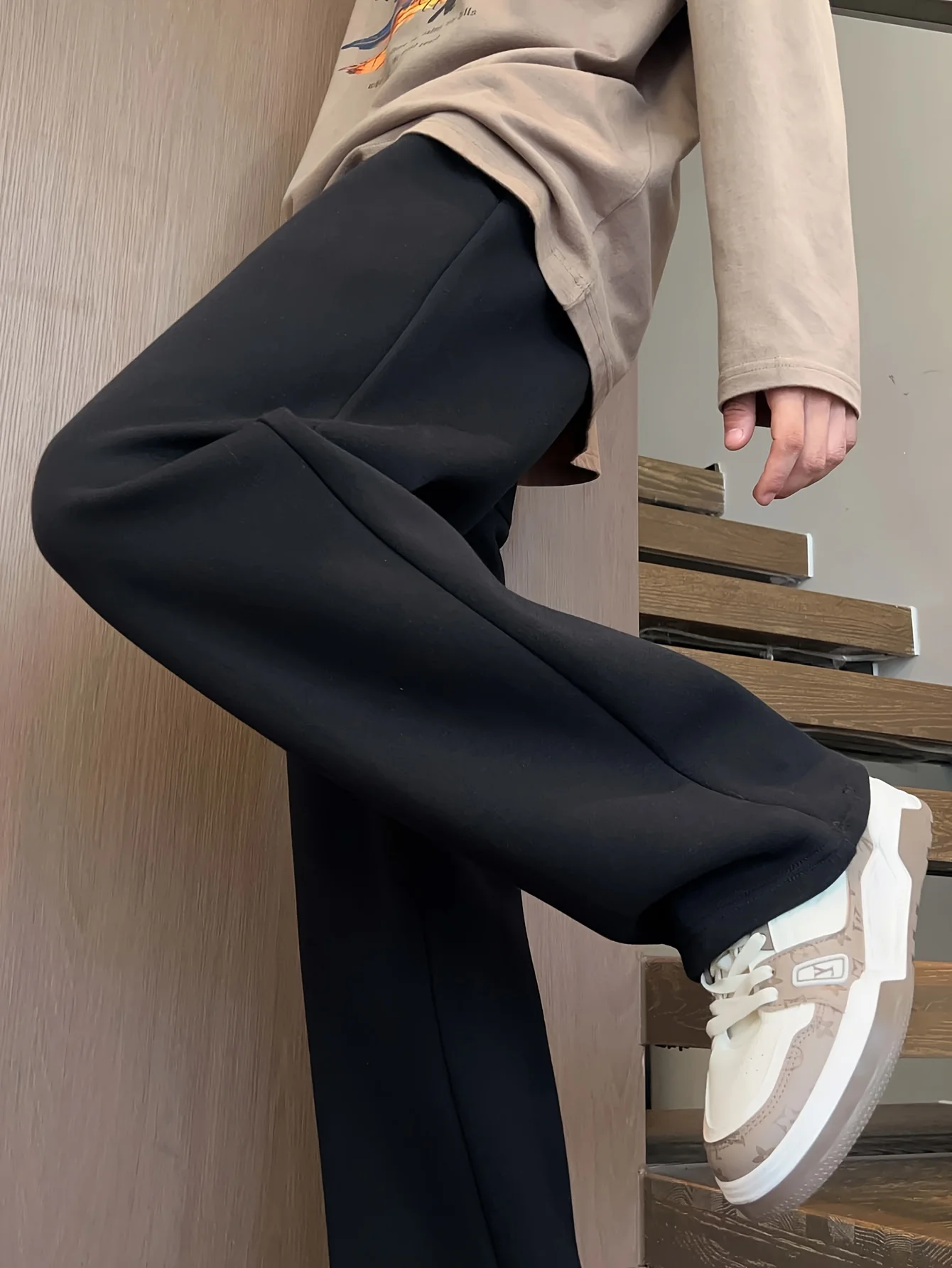 กางเกงวอร์มผ้าฟลีซไซส์ใหญ่สำหรับผู้หญิง ใส่ได้ทั้งฤดูใบไม้ร่วงและฤดูหนาว อุ่นสบาย สไตล์ลำลอง หลวม ทันสมัย และใช้งานได้หลากหลาย เหมาะกับแฟชั่นสตรีทแวร์ ทรงโอเวอร์ไซส์