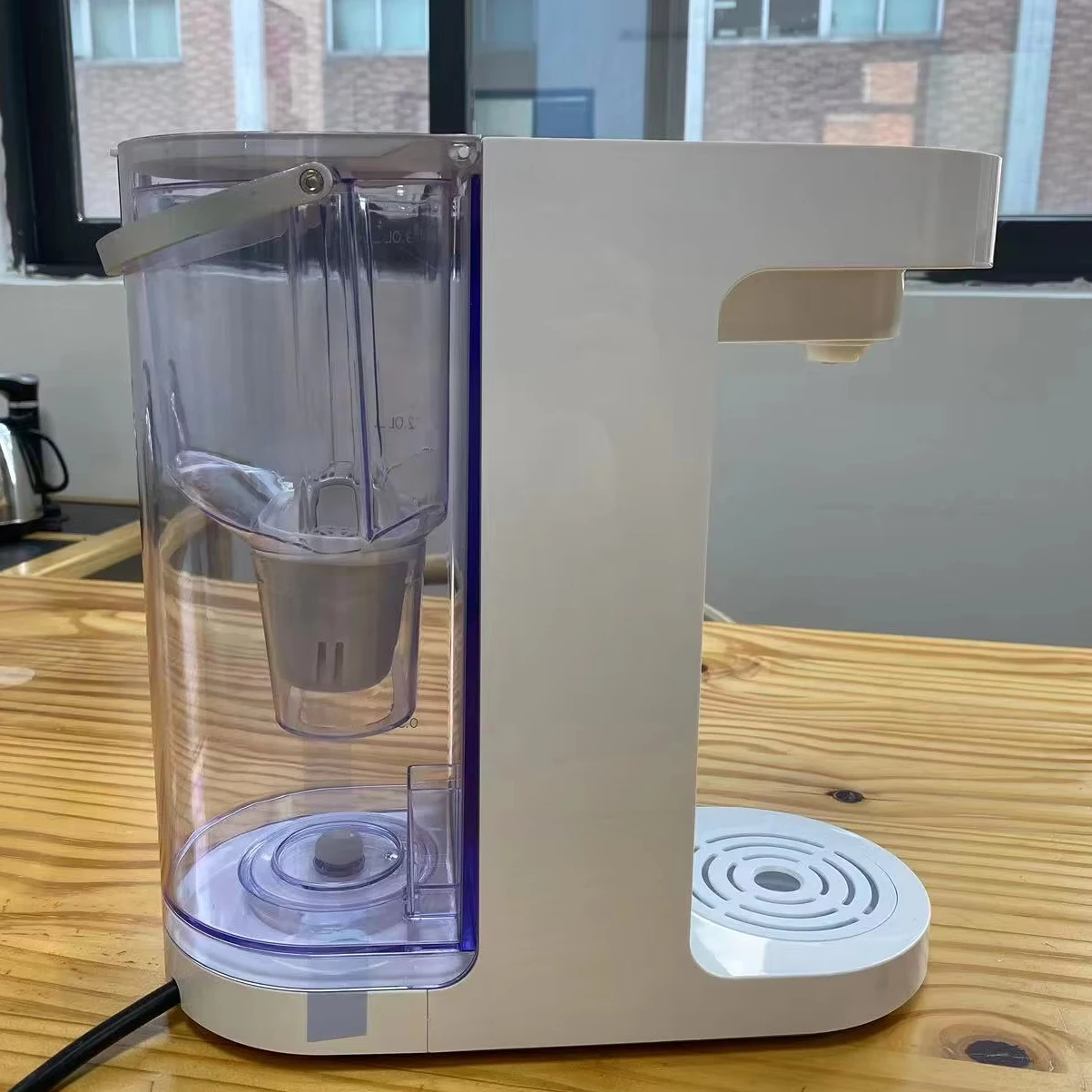 Distributore di acqua calda istantanea intelligente di vendita calda con serbatoio Distributore di acqua purificata per uso domestico su desktop per ufficio o uso domestico