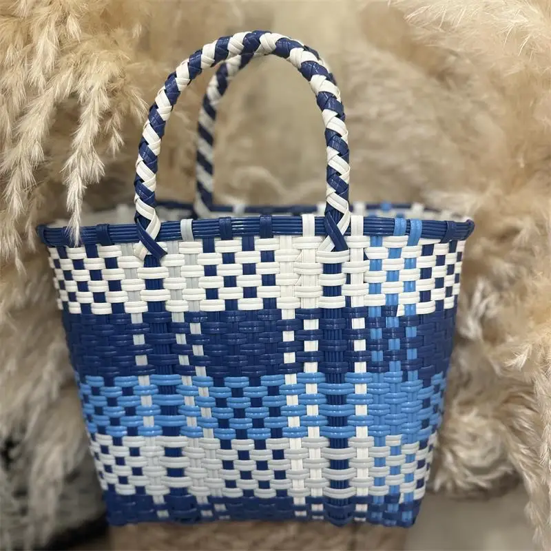 Handgewebter Korb im Ethno-Stil, gewebte Tasche, farblich kontrastierende gewebte Kunststofftasche, kontrastfarbene Stroh gewebte Tasche, Handtasche für Damen