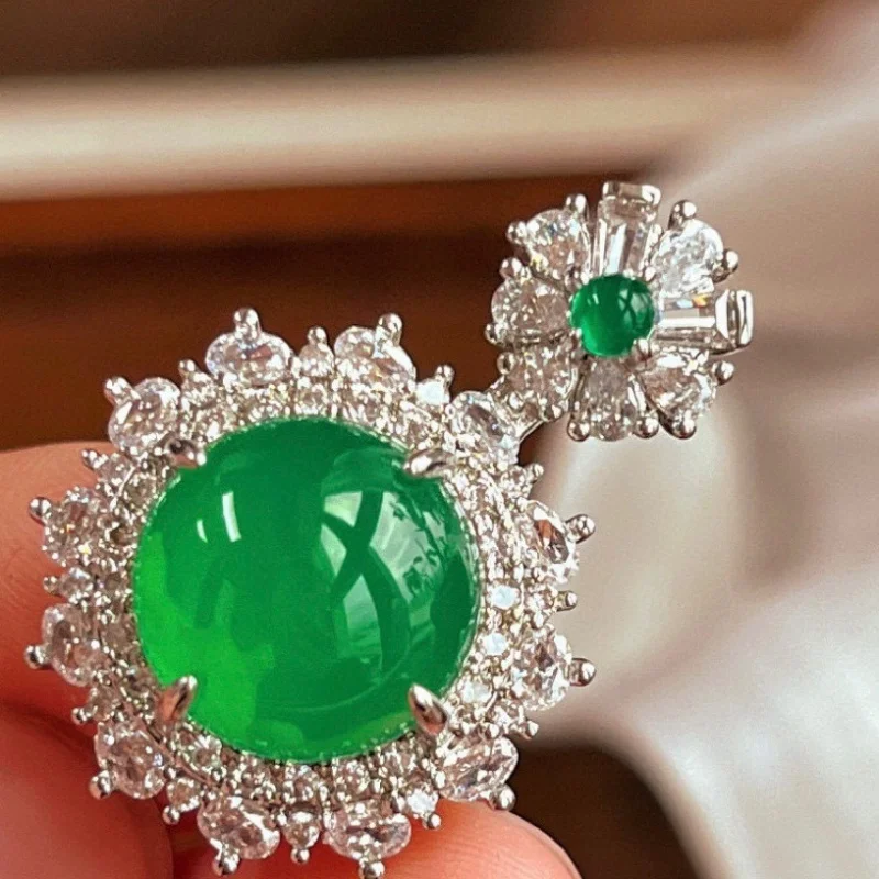 

Natural chalcedony , agate , , full green pendant, fashionable women's accessory