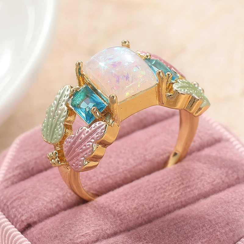 Luxuriöser Damenring mit Goldplattierung, Blattform-Schnitzerei und künstlichem Opal, exquisiter Ring im frischen Waldstil, Schmuck