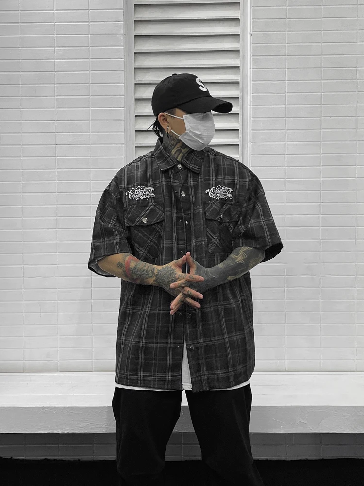 

Модная рубашка в стиле американского Западного побережья с вышивкой и клетчатым узором, свободного кроя, для мужчин, летняя, молодежная, уличная мода, в стиле чикано