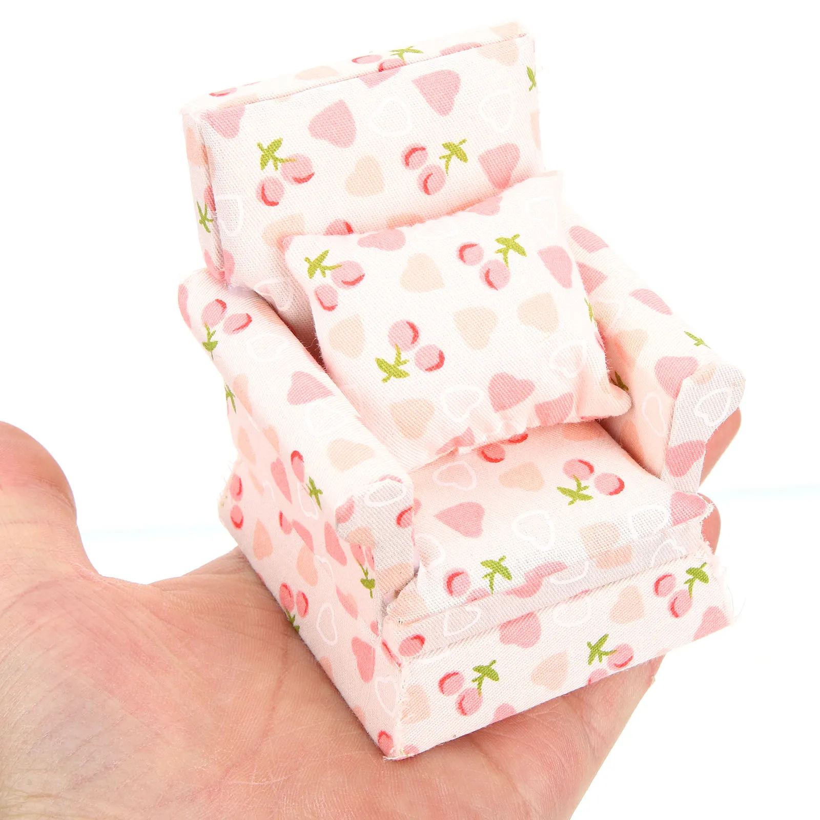 

Набор миниатюрной мебели для кукольного домика: диван, кресло, журнальный столик. Идеально для детских творческих игр и декора гостиной. Изысканное исполнение, очаровательная форма.