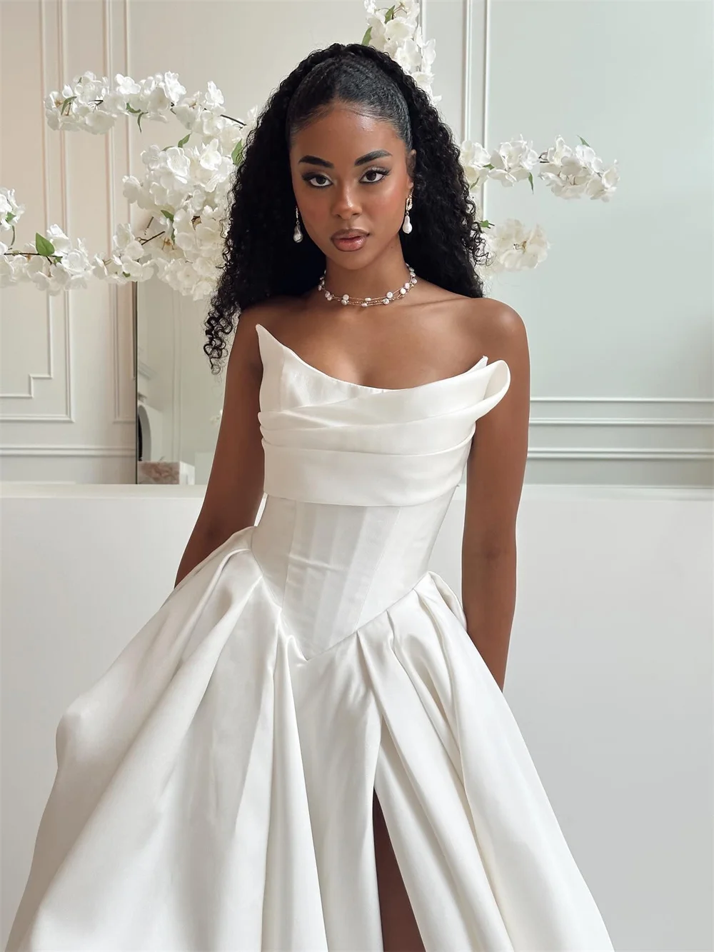 Vestido de novia de corte en A blanco personalizado de Tokio, sin tirantes, sin mangas, con abertura lateral alta, elegante velo de novia con cola de corte