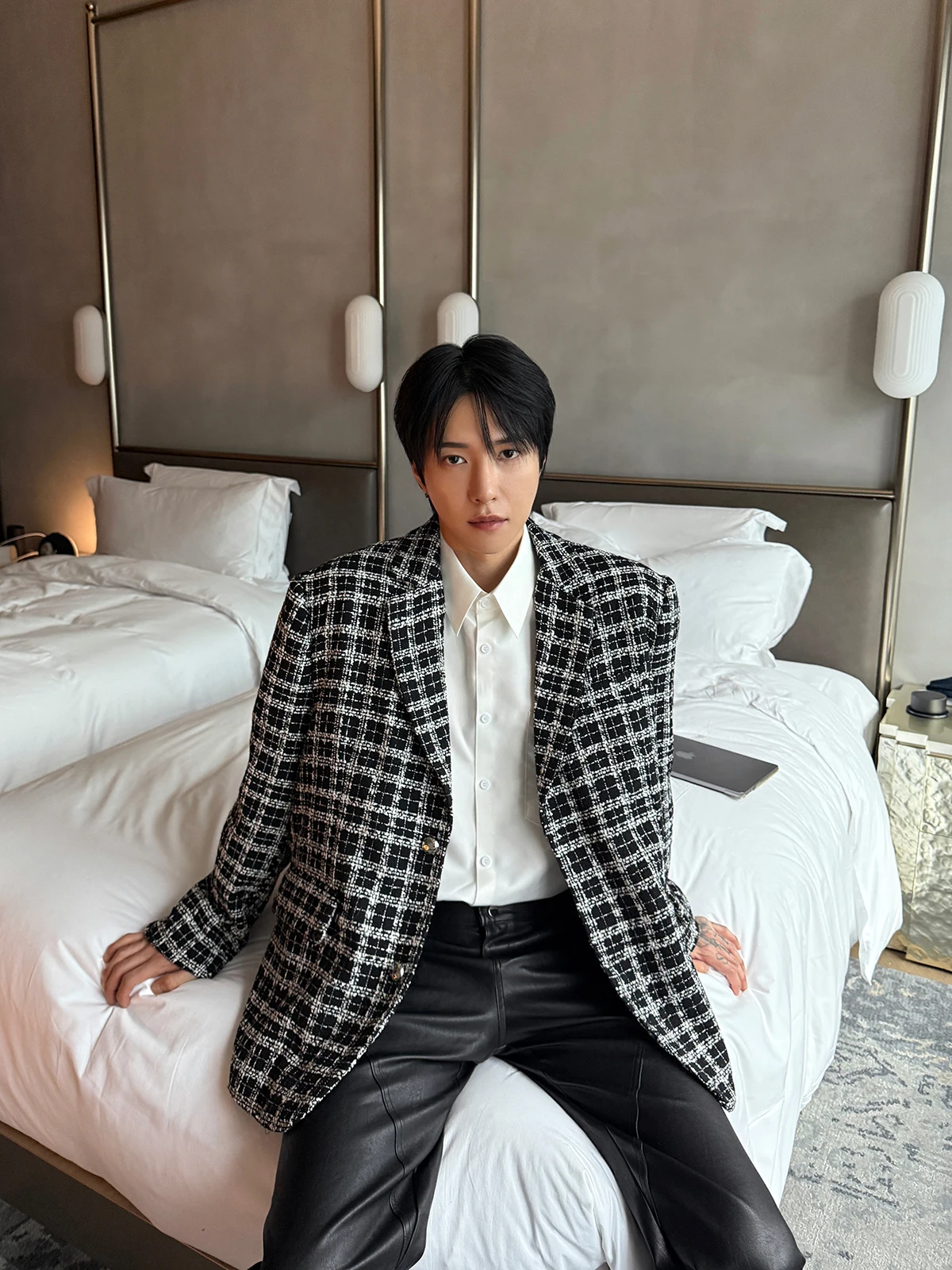 

Мужской комплект: жилет и брюки в черно-белую клетку в парижском стиле, класса люкс, для осени, повседневная верхняя одежда, создающая ощущение высокого класса