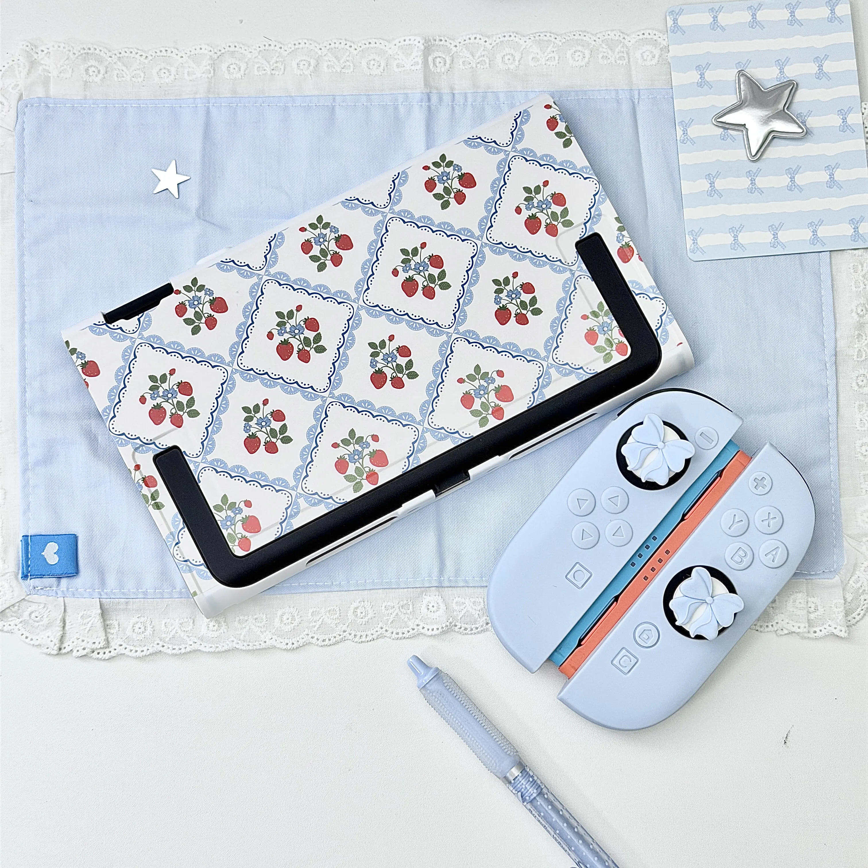 Rustic Strawberry-Patterned Switch 2 Split Case Shock-Resistant Silicone Joy-Con Controller Cover for Nintendo NS2 Game Console
