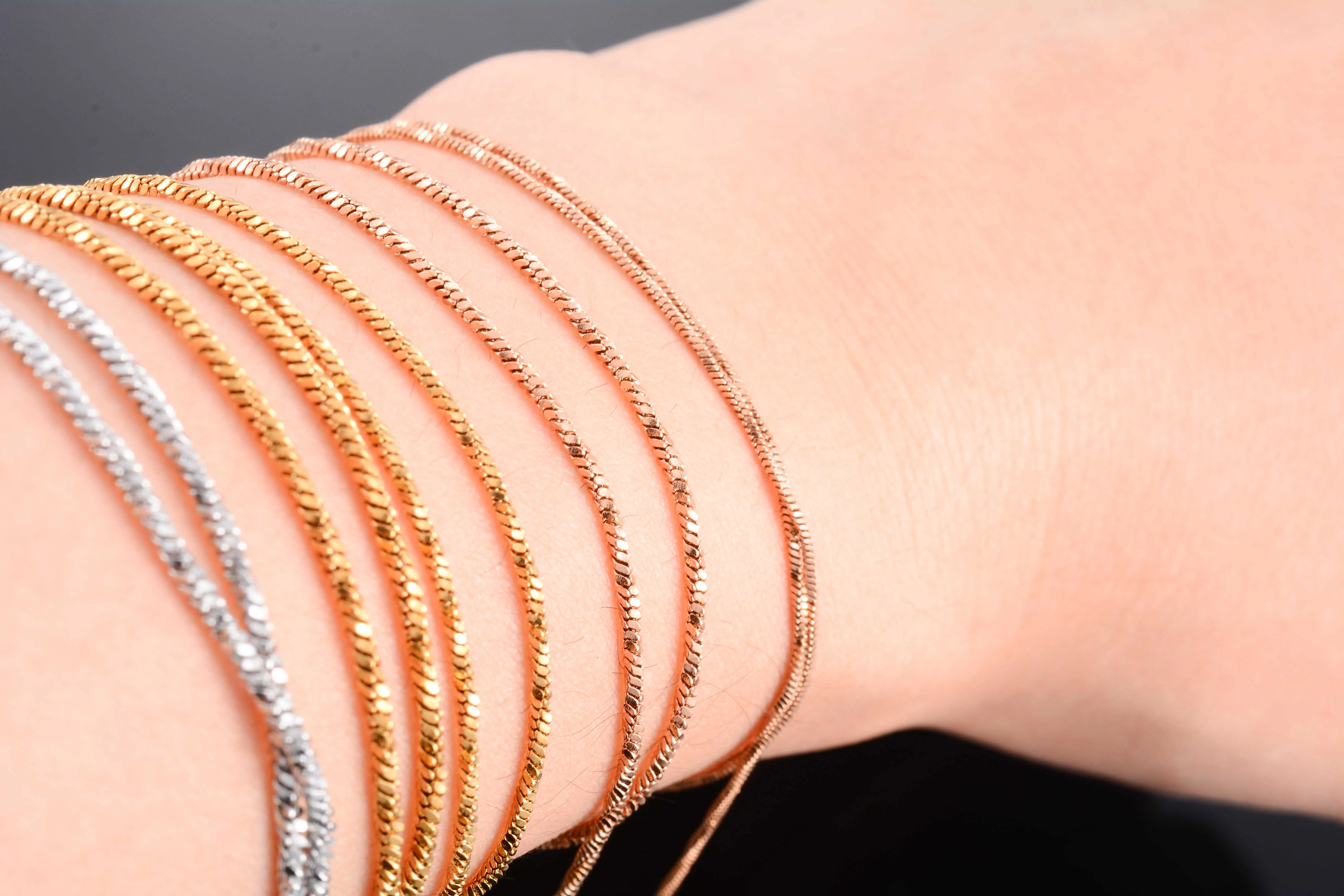 Coole silberfarbene, gedrehte Schlangenkette für Männer aus Edelstahl, lichtbeständig, modischer Schmuck für Rapper. – Detail 8