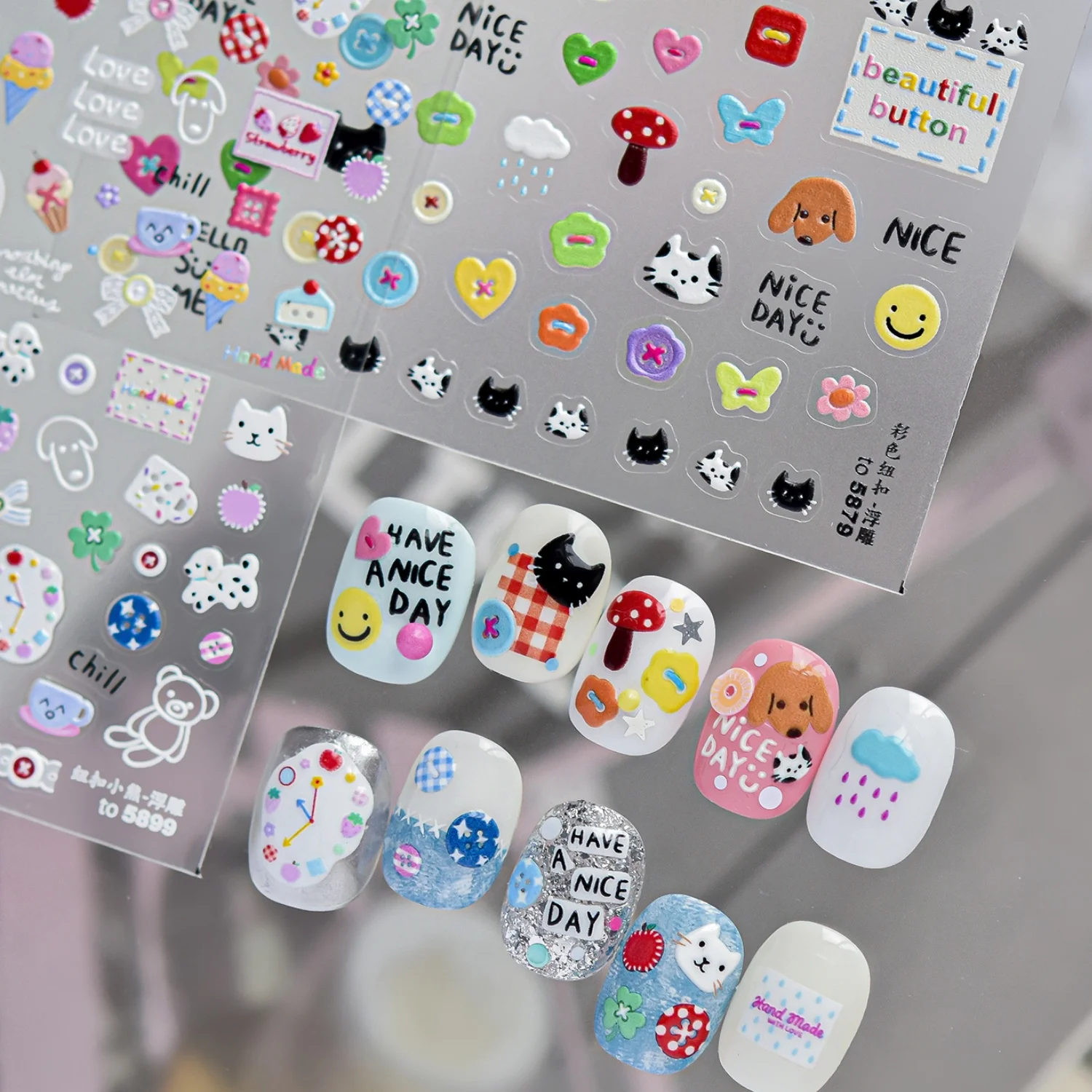 Cartoon-Tiergesicht-Nagelaufkleber 5D Mehrfarbige Emoticon-Kätzchen-Hunde-Grinsen-Pilz-Herz-Schleife-Wolken-Regentropfen Niedliche Nagelsticker