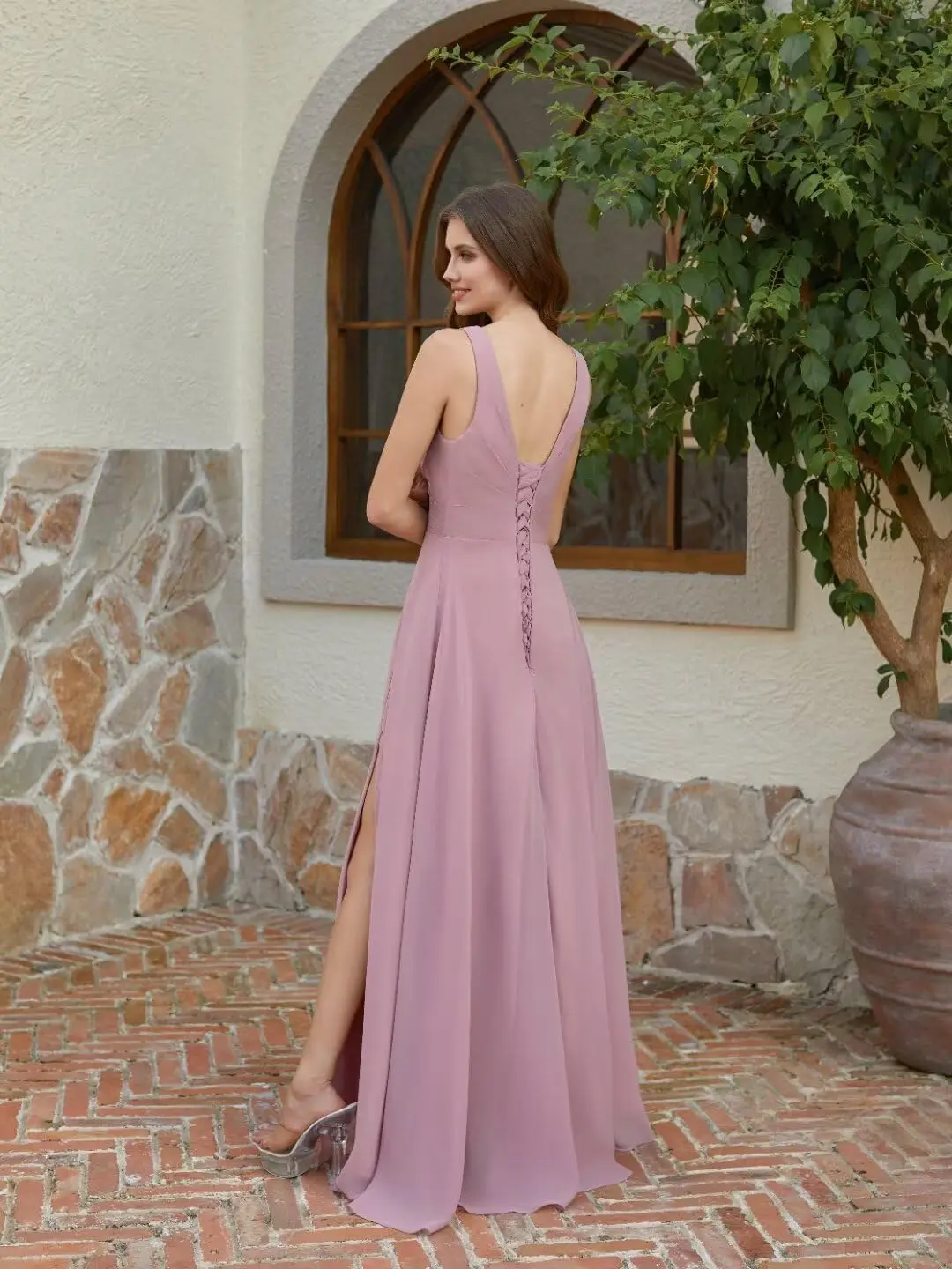 ชุดเพื่อนเจ้าสาวผ้าชีฟองคอวี แขนยาว จับจีบด้านหลัง เปิดหลัง ชุดราตรีทรงบอลเดรสผ่าข้าง ดีไซน์หรูหราสำหรับงานเลี้ยงตอนเย็น