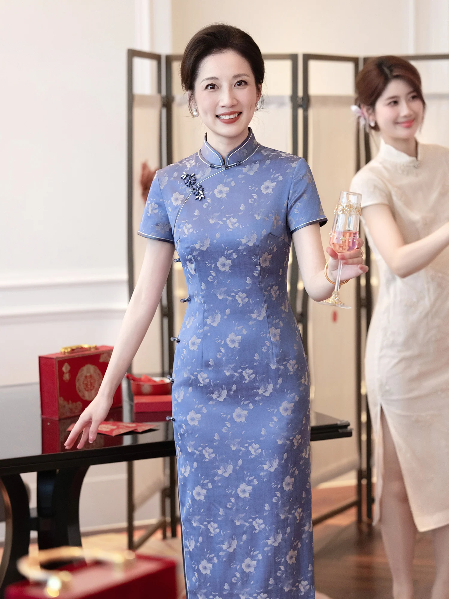 

Blue Satin Wedding Dress Traditional Chinese Style Matron of Costume Mid-Length Gown High Slit Short Sleeve
