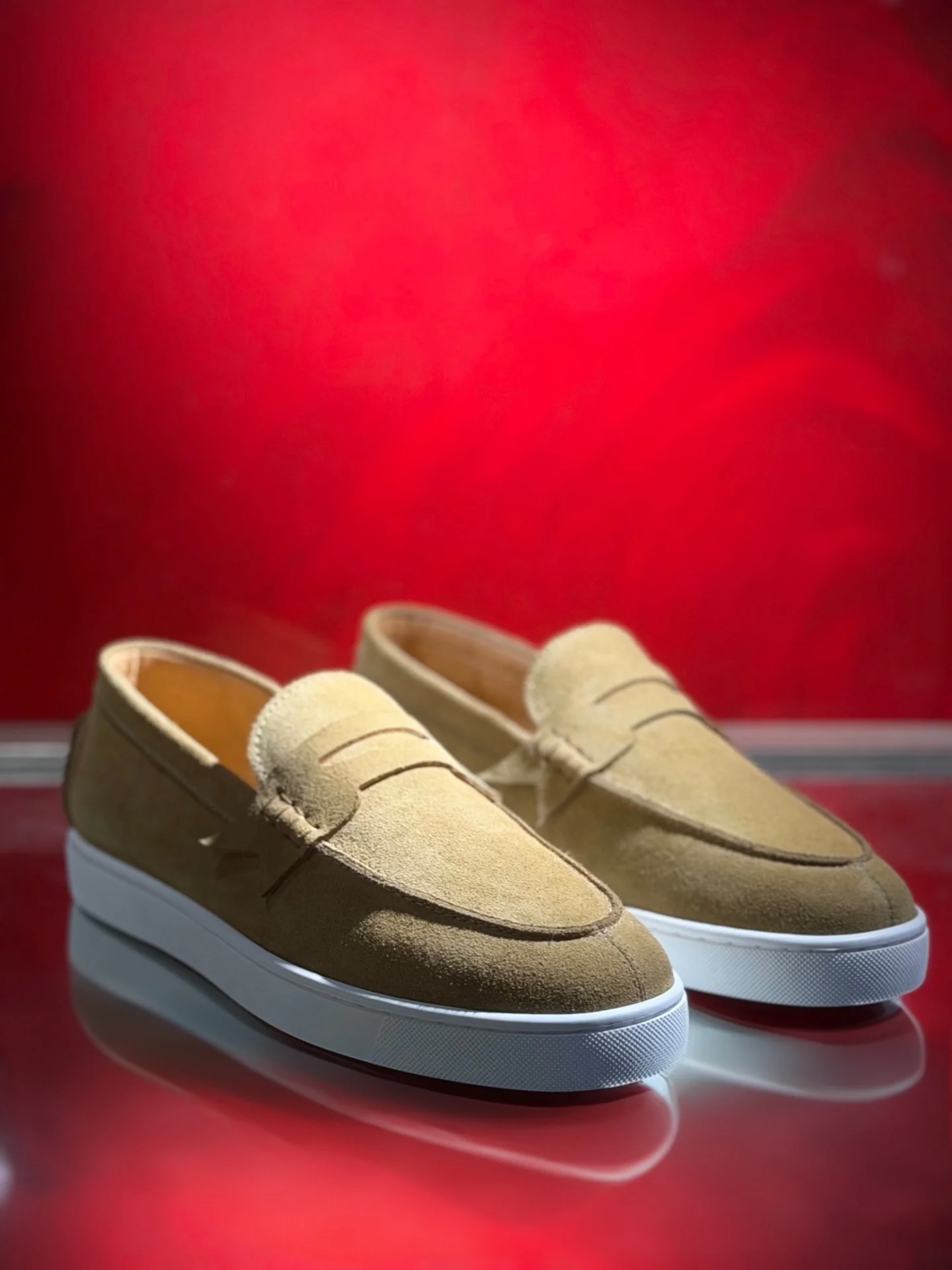Luxury Designer Men‘s Rivets Shoes Beige Suede Leather Shoes Footwear Slip On Red Bottom Shoes For Men Fashion Casual Shoes