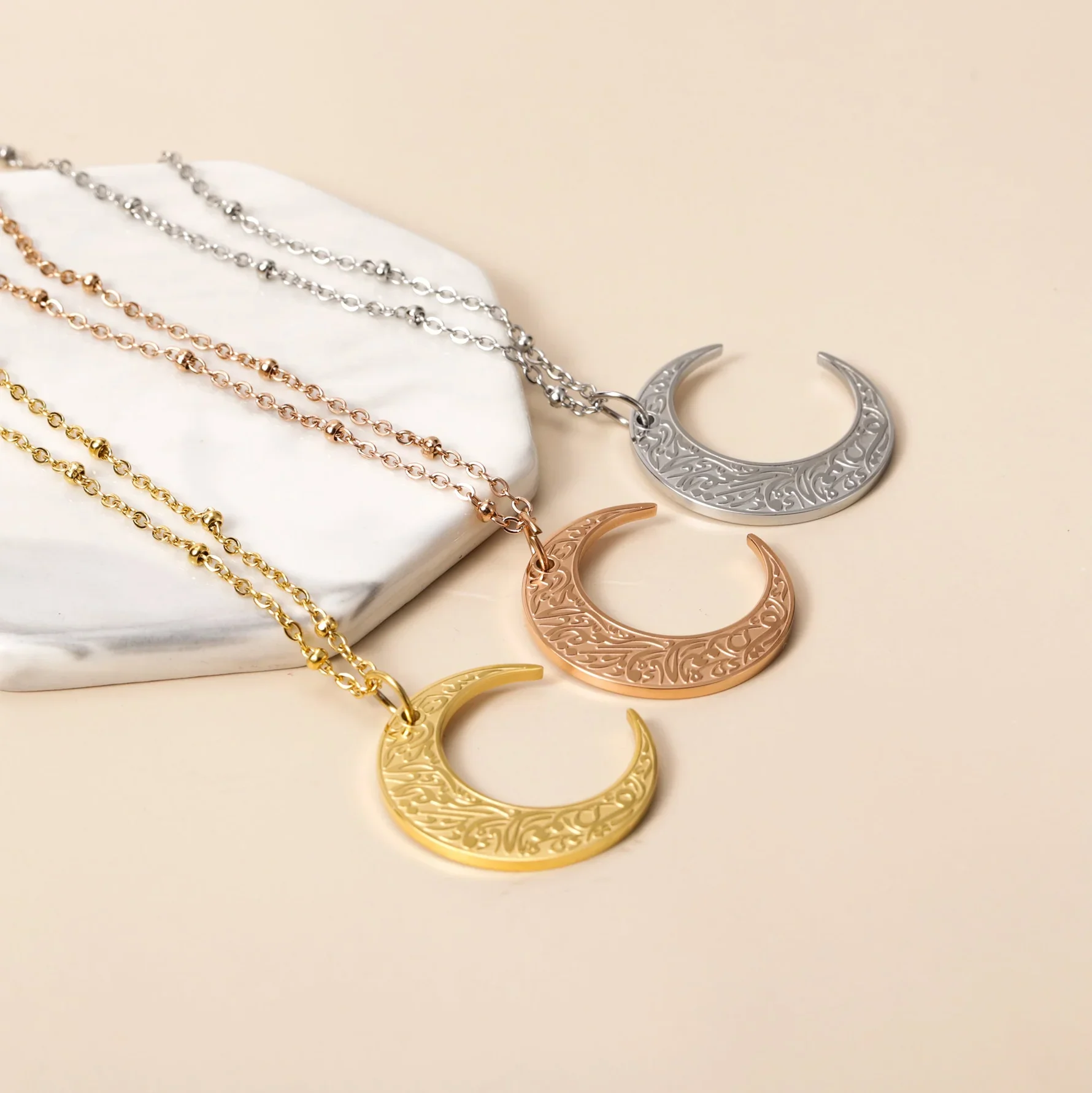 

Ожерелье с исламской каллиграфией в форме полумесяца на заказ, персонализированная цепочка, ювелирные изделия, замысловатый арабский кулон, религиозные тематические ожерелья