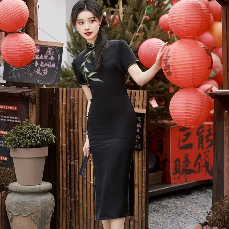 

Новинка 2023 года, черное длинное стильное платье Cheongsam с вышивкой для молодых девушек, улучшенное платье, китайское осеннее ретро-ципао