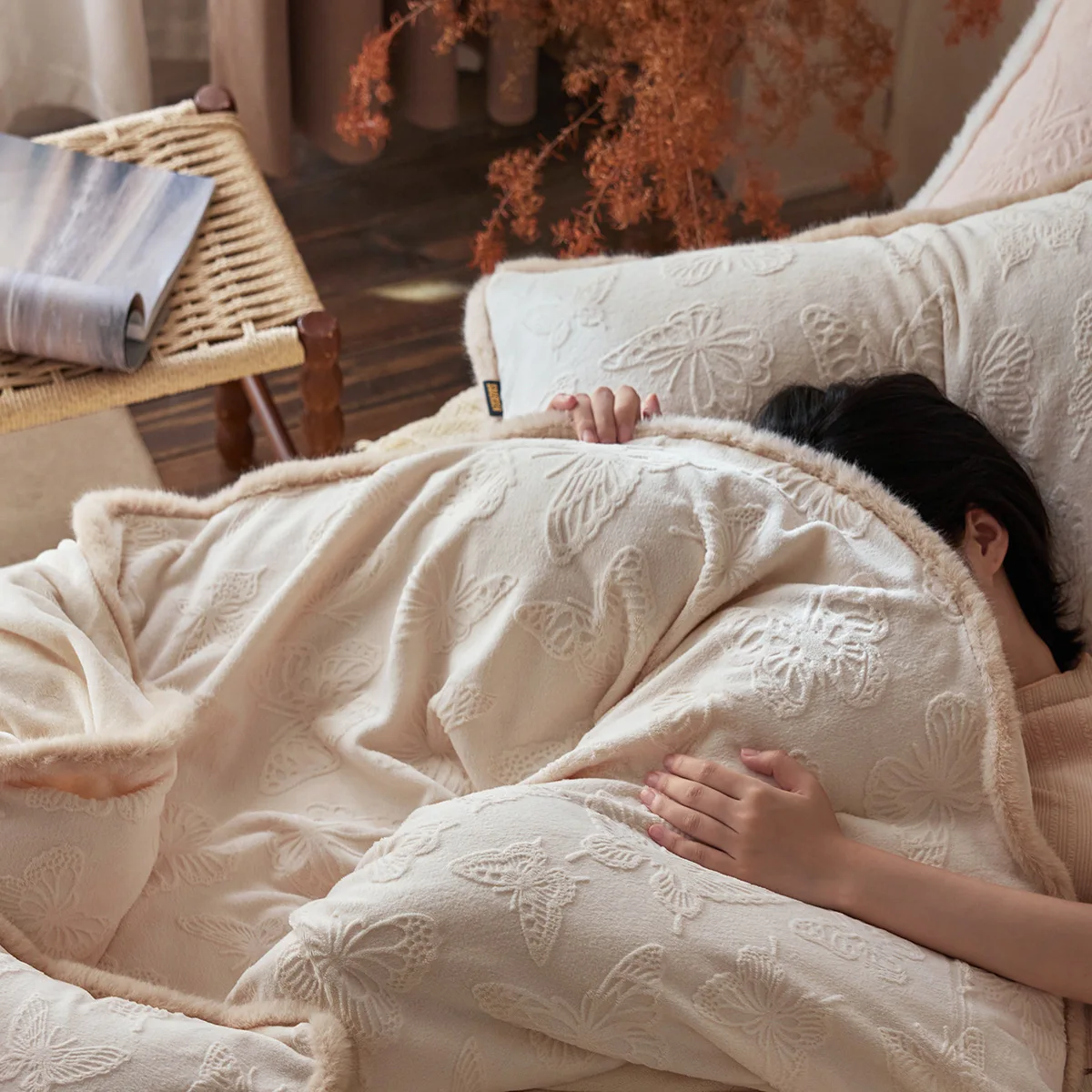 Light luxury three-dimensional carved milk fleece four-piece set, warm in autumn and winter, mink hair lace thickened bedding
