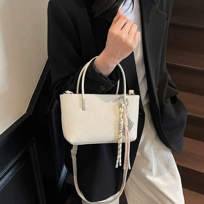 

2025 Winter 697 New Shoulder Messenger Handbag Underarm Bag Retro Commuter Bag Tote Bag Versatile