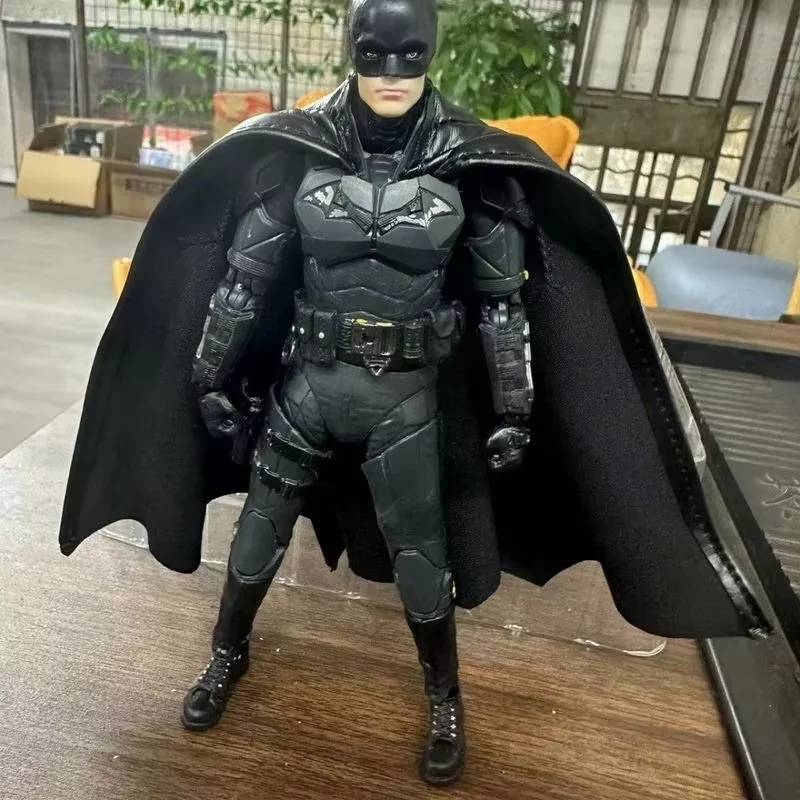 متوفر في المخزون تماثيل الرسوم المتحركة باتمان مافيكس روبرت باتينسون نسخة الفيلم تمثال 6 بوصة دوري العدالة باتمان عمل هدية للأطفال