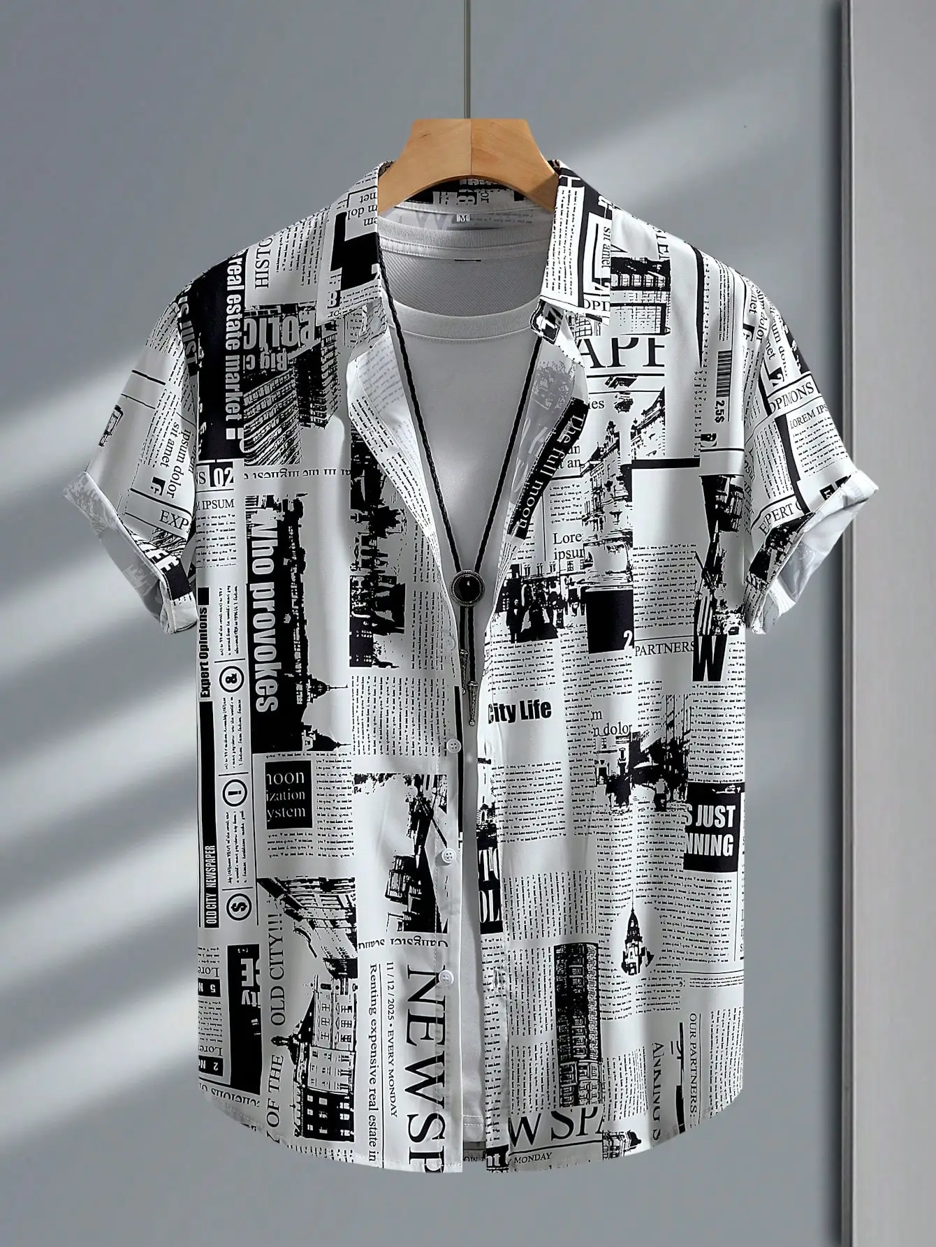 

Men's Black and White Newspaper Print Casual Short Sleeve Shirt