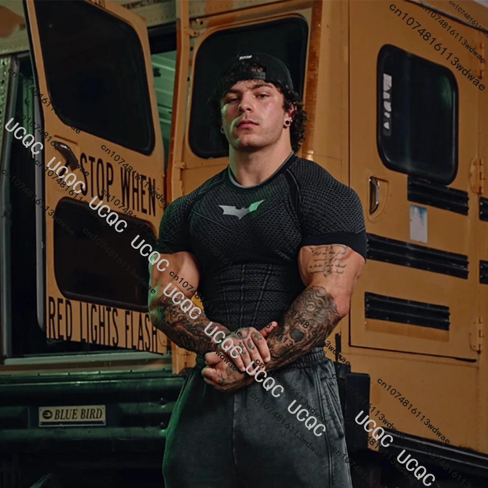 الرجال العضلات سريعة الجافة نحيل صالح قصيرة الأكمام تي شيرت رياضي الصالة الرياضية تجريب اللياقة البدنية الجري الرياضة كمال الاجسام الذكور عارضة قميص