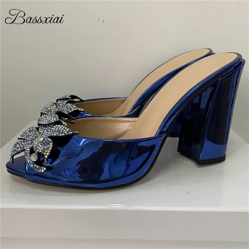 

Роскошные летние сабо из лакированной кожи с открытой пяткой, современные женские сандалии на массивном каблуке с украшенным драгоценными камнями и цветами