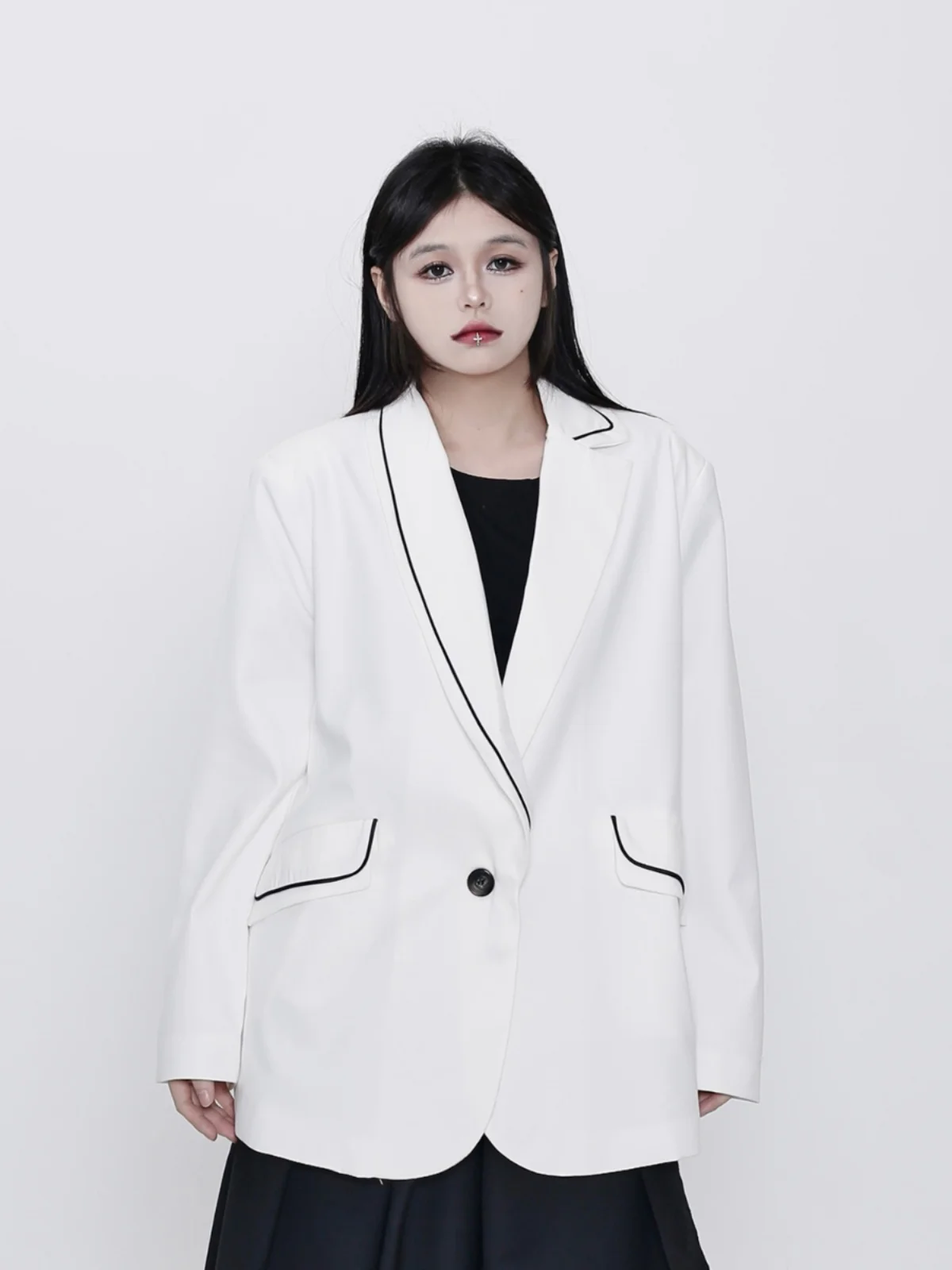 

SuperAen New Spring 2024 Niche Simple Asymmetric Collar Design Loose White Blazer Coat