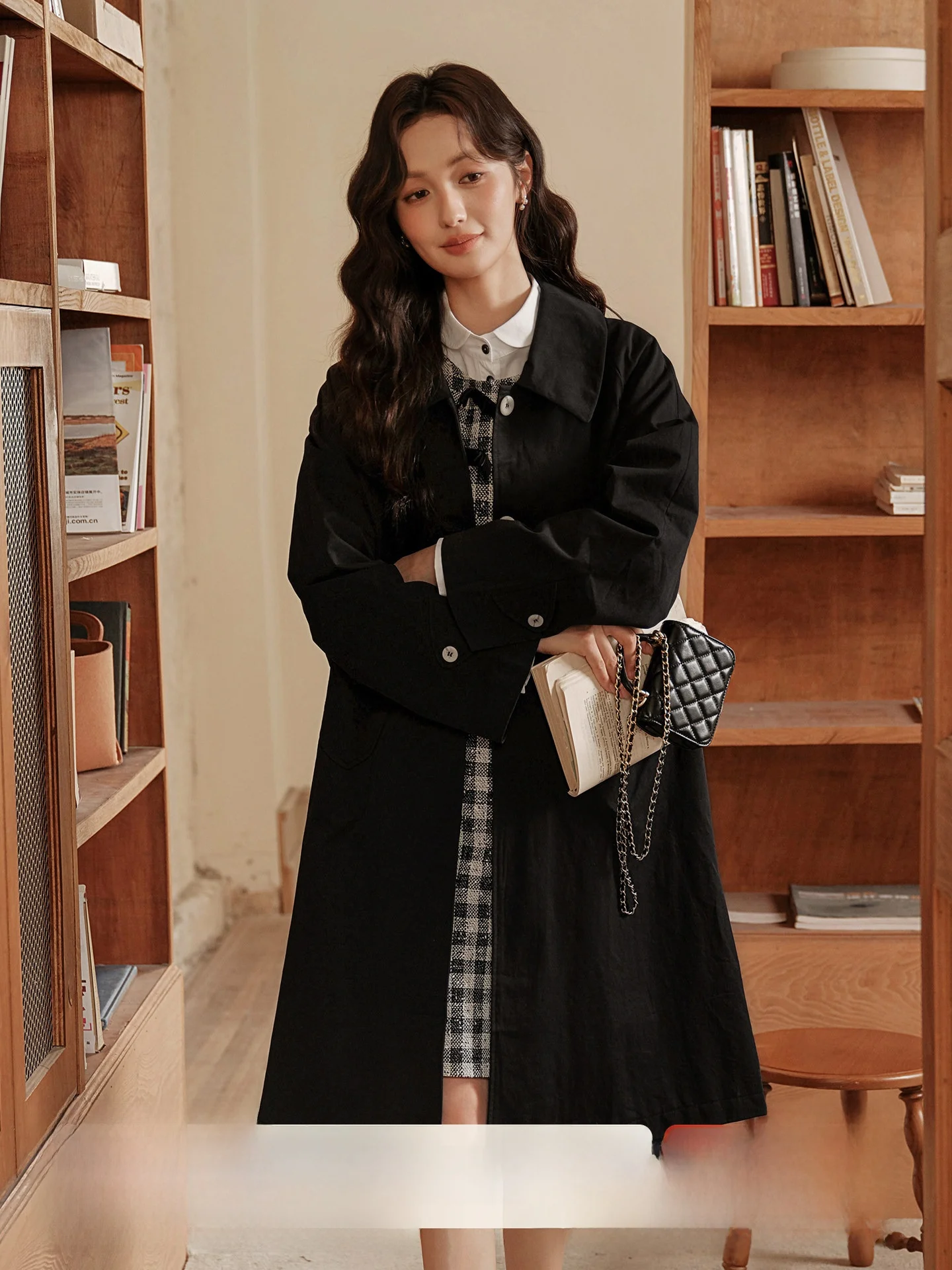 

Новинка: Длинное свободное пальто для женщин из высококачественного хлопка с пуговицами, идеально для ранней осени.