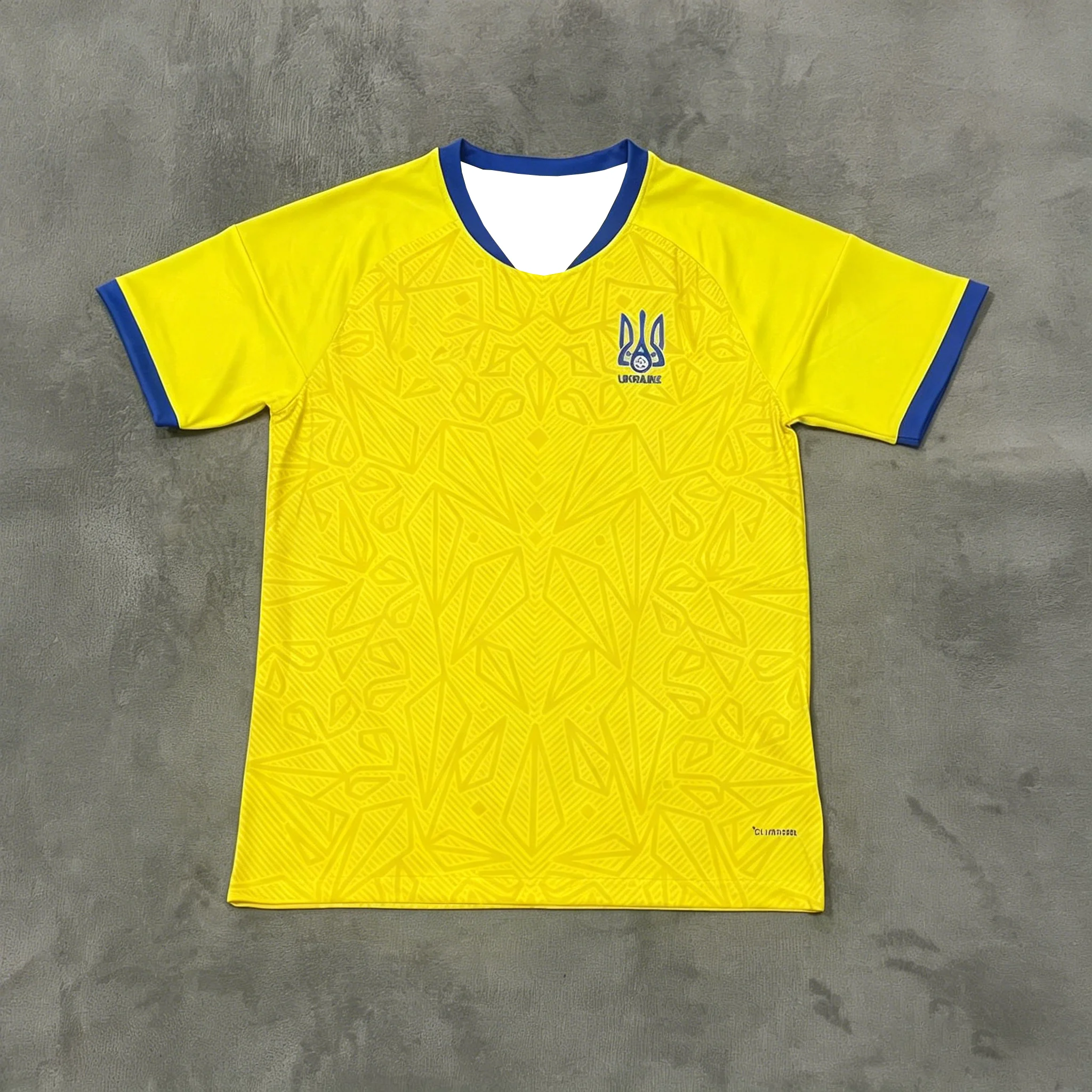 Camiseta local de la selección de fútbol estilo Uruguay 2026: diseño azul con patrón geométrico amarillo; prenda transpirable ideal para aficionados y estilo urbano.