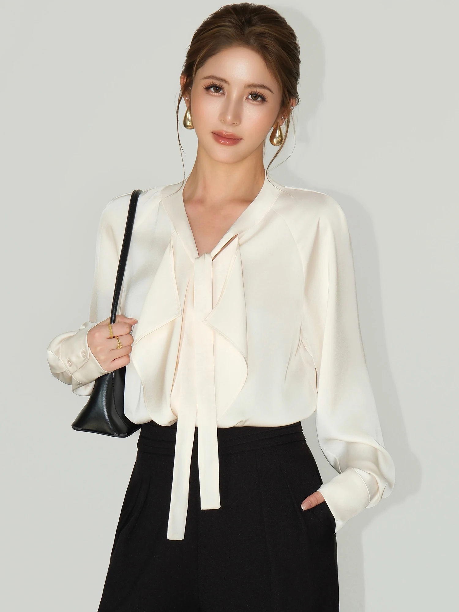 

Рубашка женская NEVA HU Romantic Satin Feel с асимметричной завязкой, элегантная, свободного кроя, из полиэфирного волокна, с длинными рукавами, на пуговицах.