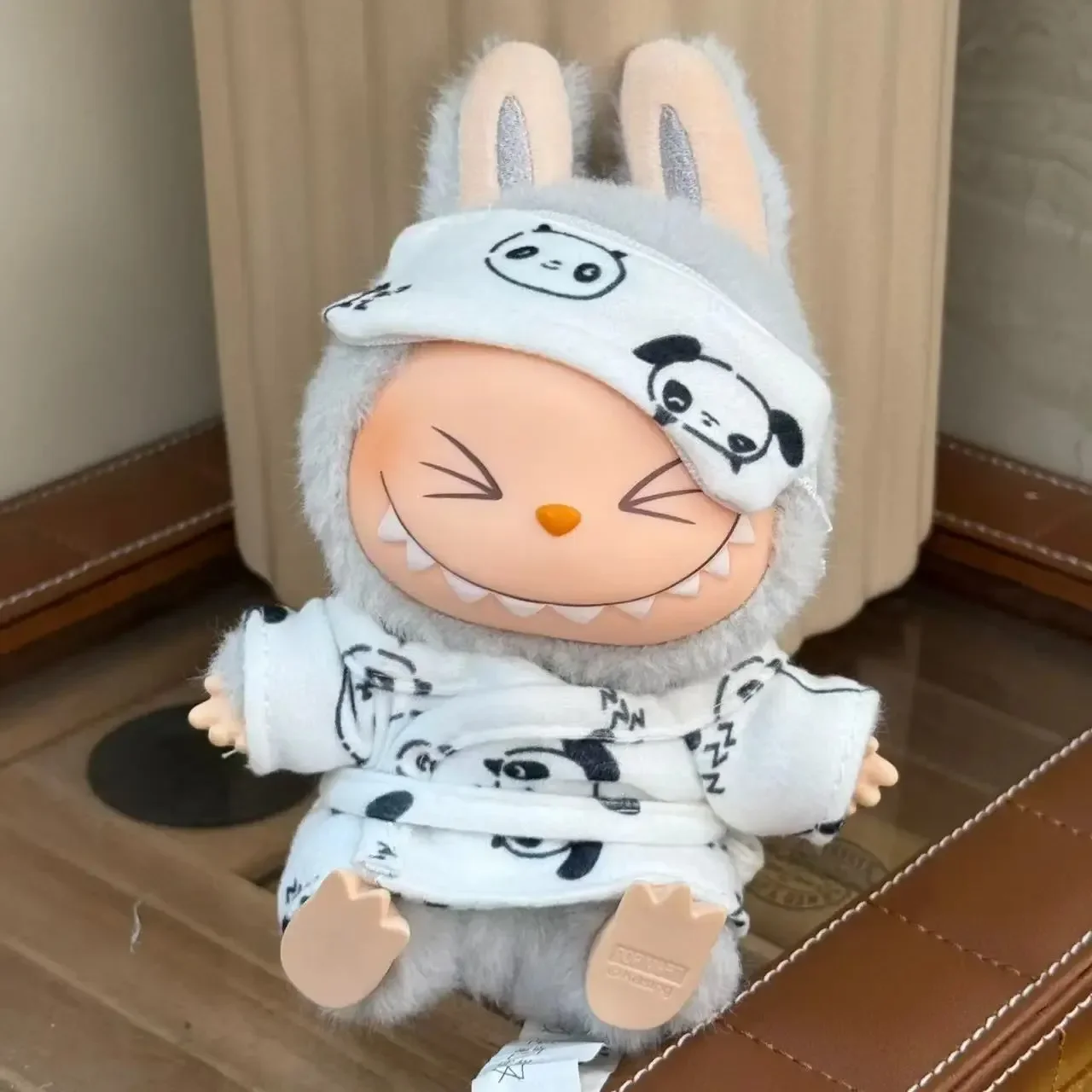 15-17 سنتيمتر Labubu بيجامة صغيرة مع قناع عين ثلاث قطع Kawaii V1 V2 Labubu الملابس لطيف المعبود أفخم إكسسوارات دمي هدايا الاطفال