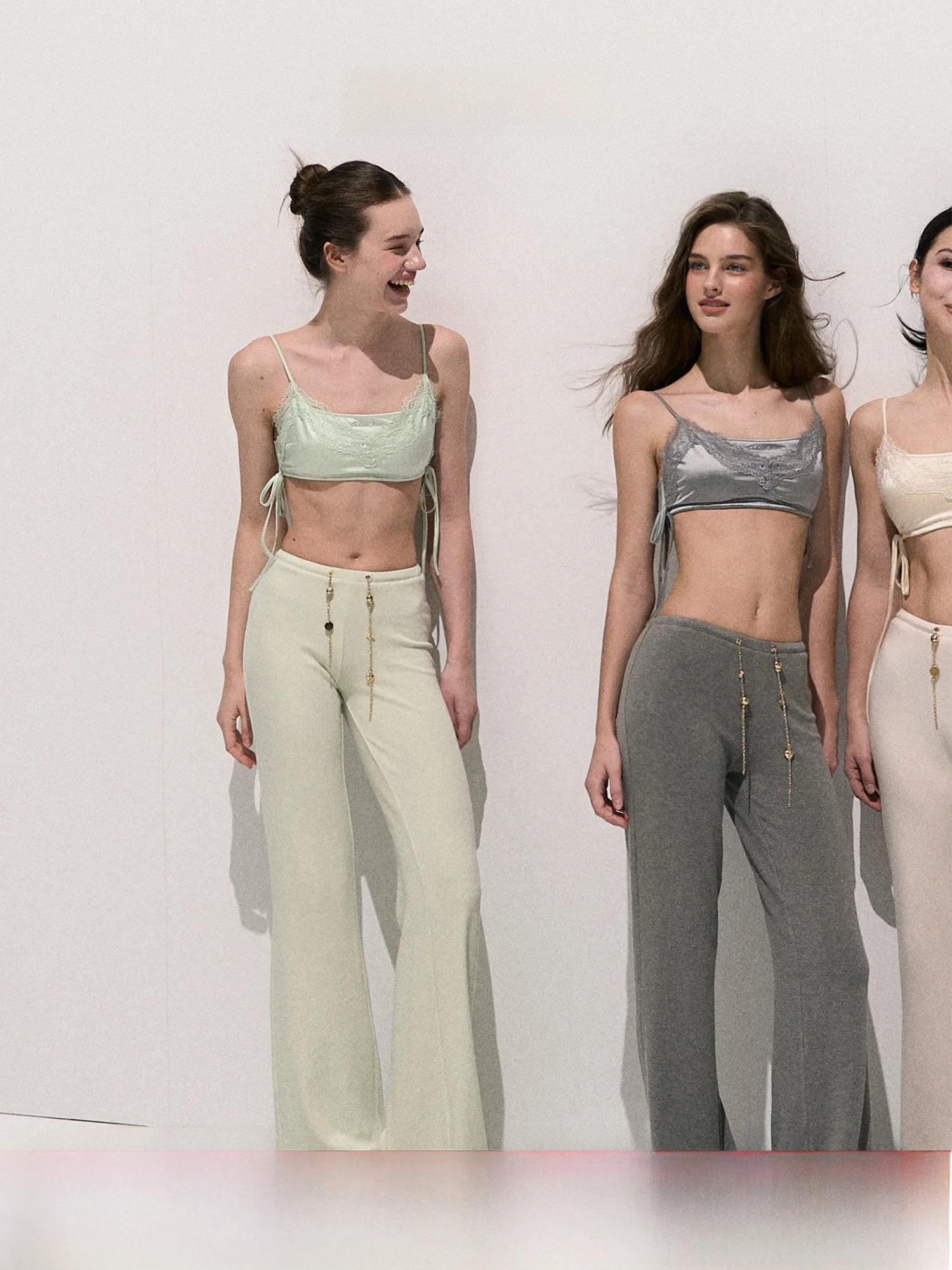 

OAKMOO Базовая ранняя осень с кружевной отделкой, эластичная внутренняя одежда, майка с ремешком, атласная блузка, сексуальная блузка с низким круглым вырезом, нейлоновая ткань