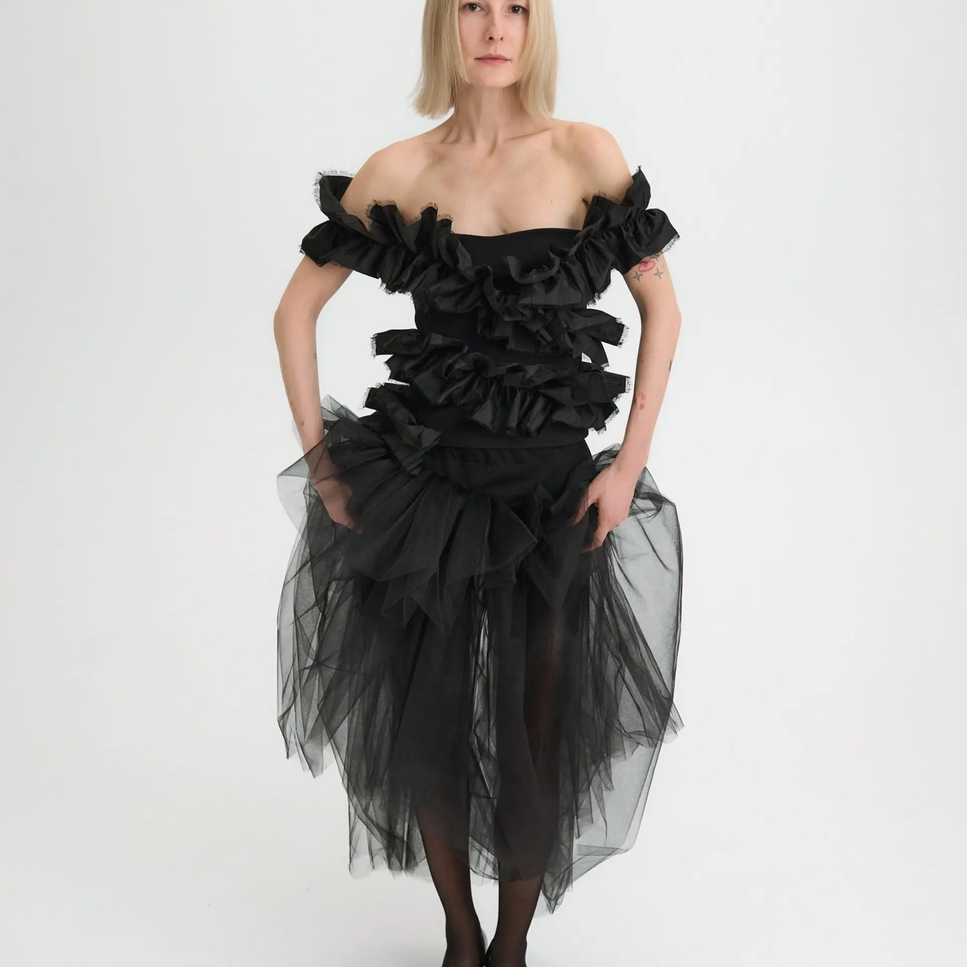 Elegancka czarna sukienka maxi z falbanami i odkrytymi ramionami – suknia wieczorowa w stylu boho chic, letni strój na imprezę, modny fason z bufkami, trend 2026