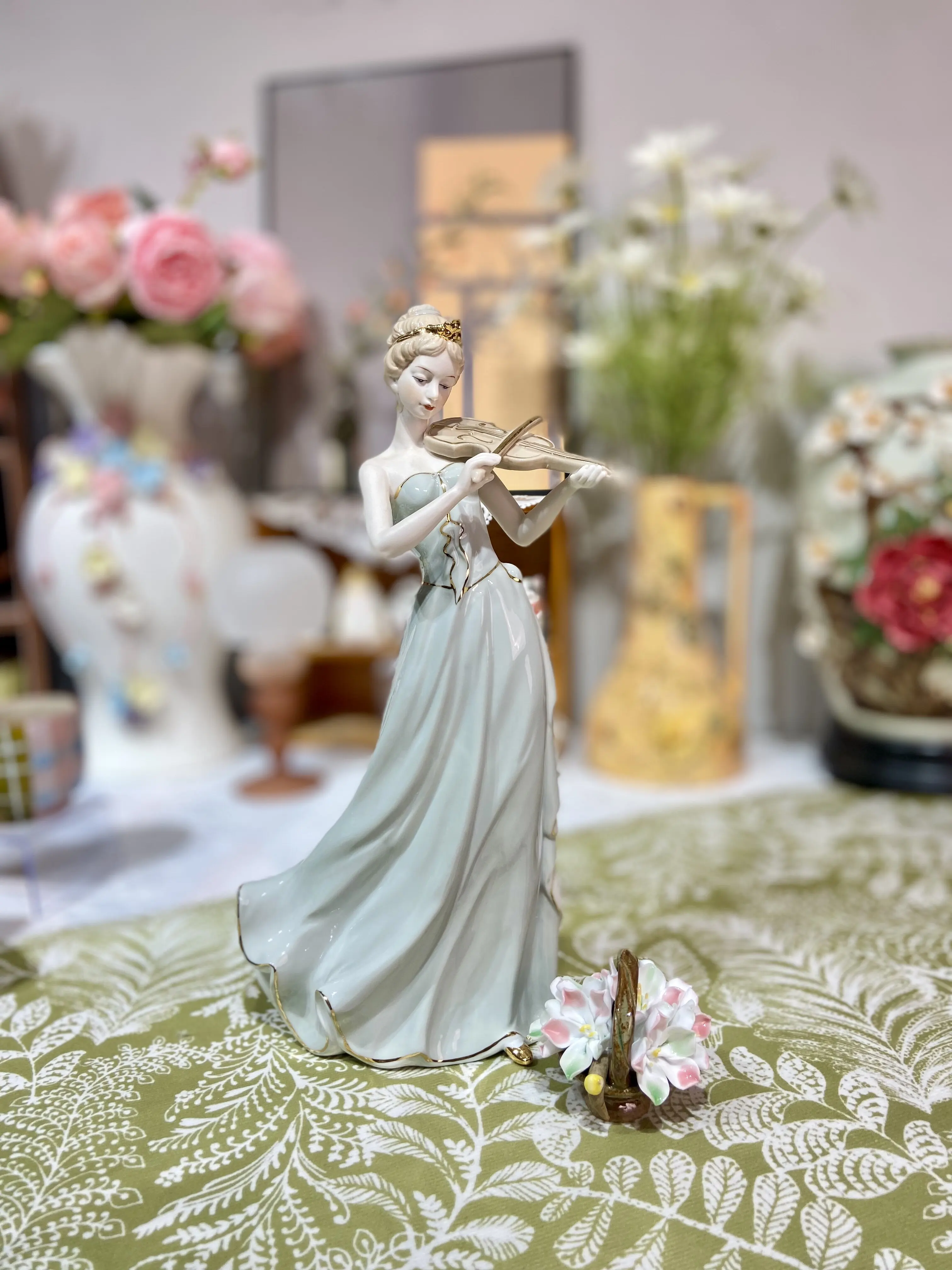 Vintage European Violin Lady Porcelain Figurine Victorian Beauty Ceramic Statue Home Living Room Ornament Wedding Decoration