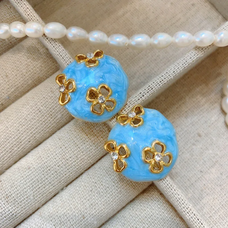 Pendientes de flor hueca con forma de corazón de aceite para mujer, aretes elegantes de circón con pétalos pequeños, joyería para banquete, regalo para niña