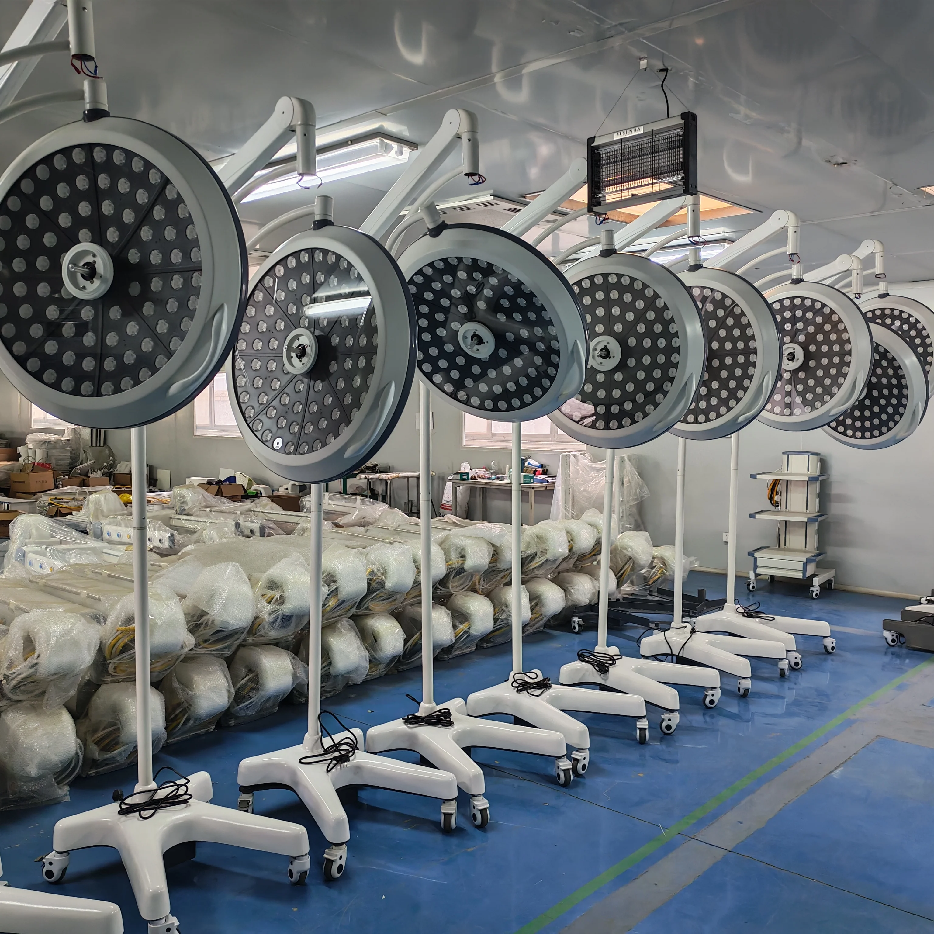 Factory Direct Delivery Mobile LED Operating Lights For Hospitals Metal High CRI 96 40000-180000lux Illumination No Shadows No