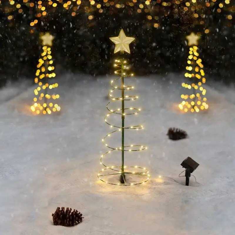 Weihnachts baum dekoration im Freien Innenhof beleuchtung