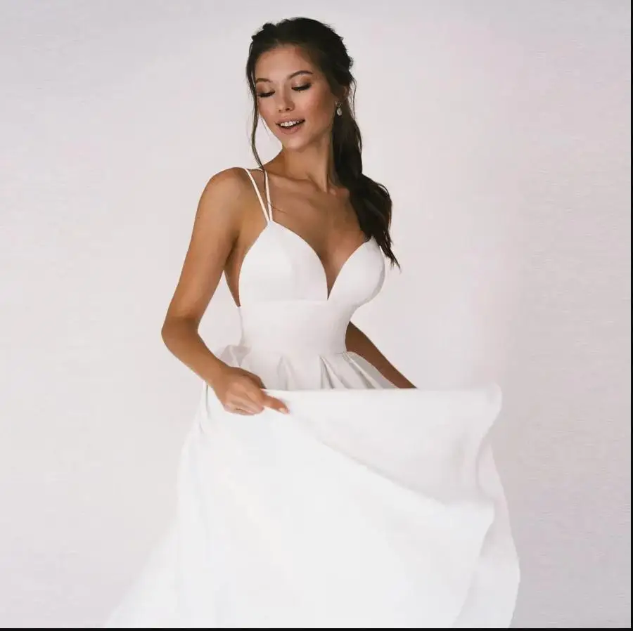 セクシーなショートウェディングドレス 2025 細いストラップ クロスデザイン シンプルなVネック サテン ブライダルドレス Aライン ウェディングドレス 花嫁衣装