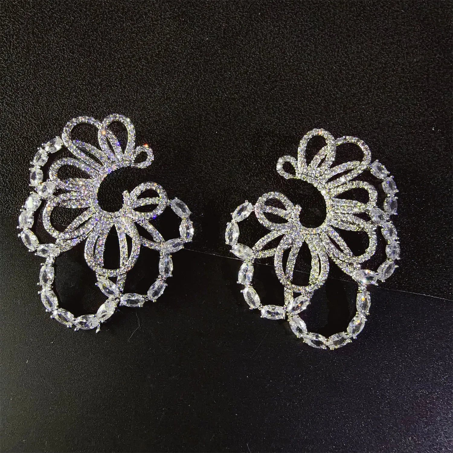 

Shiny Pretty sliver color stereo Earrings Women Dress Decoration Light Luxury Jewelry Suitable for Wedding Holiday Gift E354