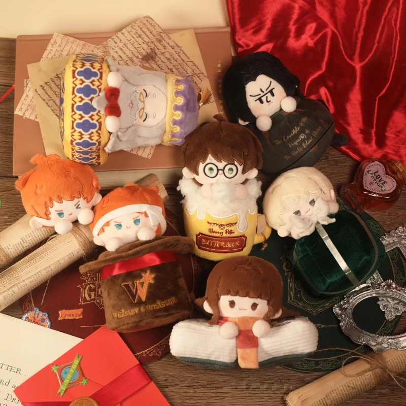 

Плюшевые игрушки по мотивам додзинси: милые мягкие куклы Гарри, Уизли (близнецы), Снейп, Дамблдор, Малфой, Гермиона. Коллекционные украшения для комнаты.