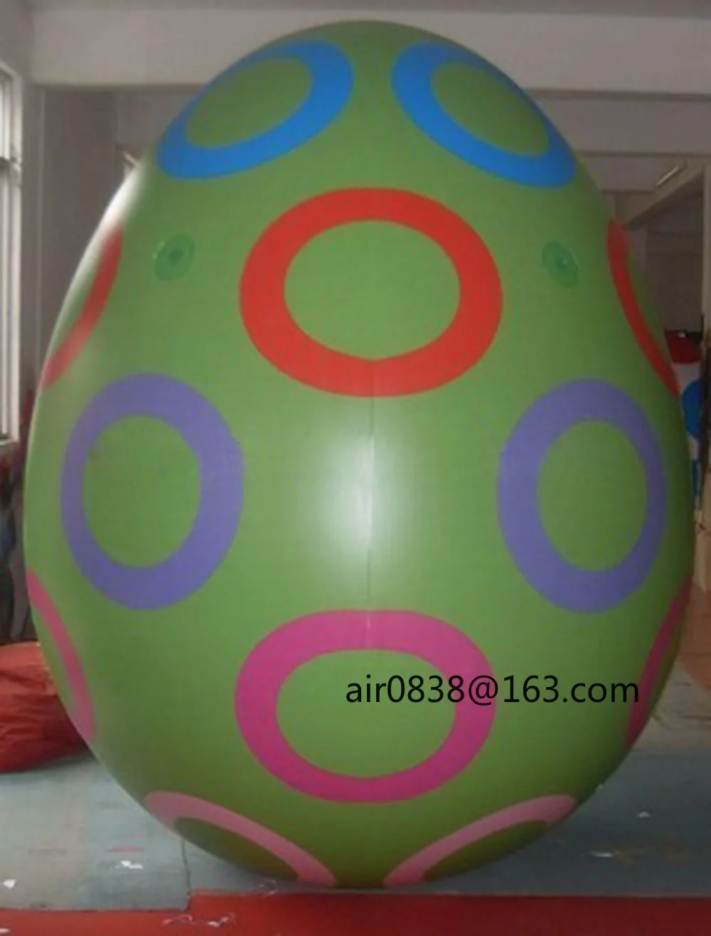 Dostosowany gigantyczny nadmuchiwany balon z jajkiem wielkanocnym z dmuchawą do dekoracji świątecznych na Wielkanoc
