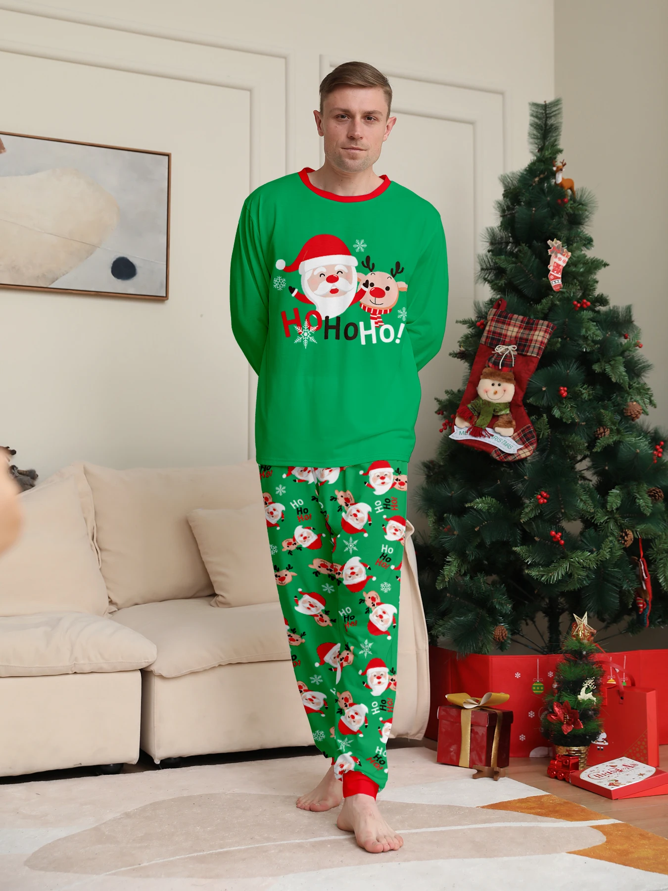 

Мужской рождественский пижамный комплект — зеленый топ с Санта-Клаусом и оленями, брюки с Сантами и снежинками, рождественская одежда для сна