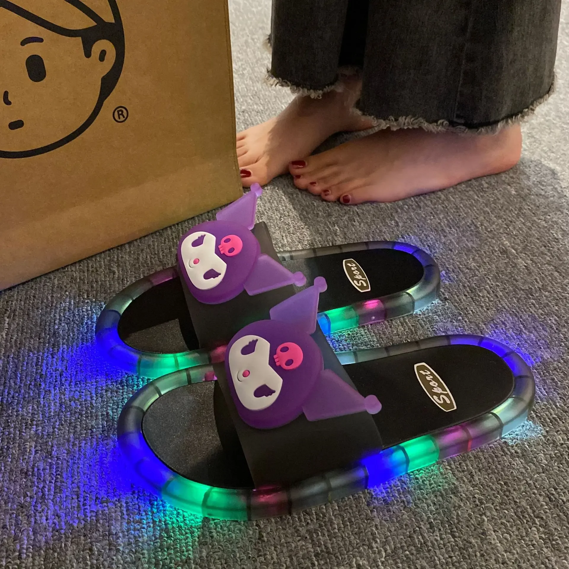 2024 Nieuwe Lichtgevende Slippers Voor Dames Outwear Cool Gepersonaliseerd Huis Anti Slip Cartoon Flash Fashion Een Woord Coole Slippers