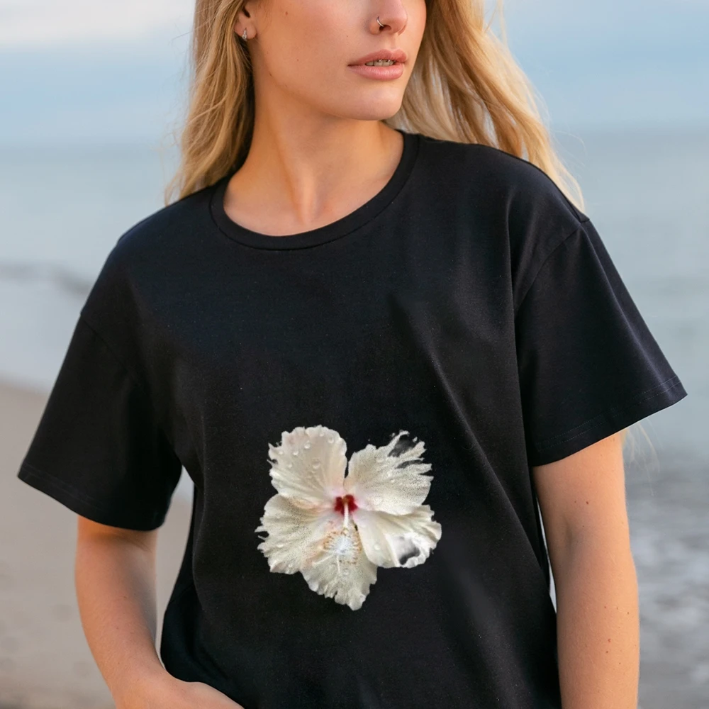 

Женская хлопковая футболка белого цвета с рисунком гибискуса Fresh Vibe Темно-синяя стандартная посадка Y2K Fresh Flair Удобный повседневный стиль