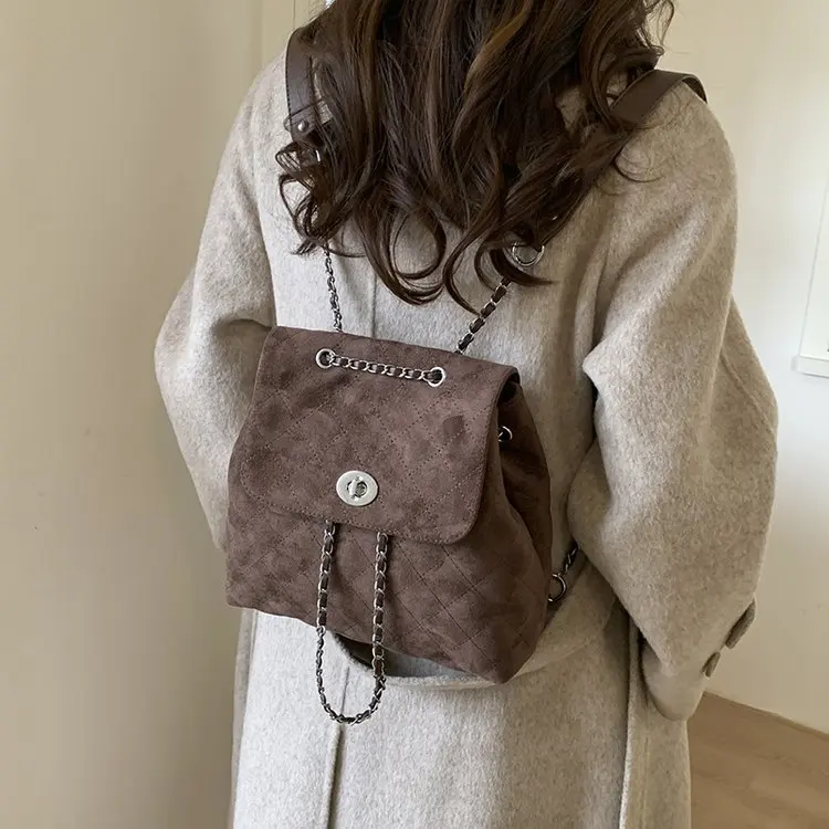 

Новый ретро-рюкзак 2026 года для женщин: стеганый, с замшевой текстурой, на цепочке, с поворотной застежкой, модный городской рюкзак