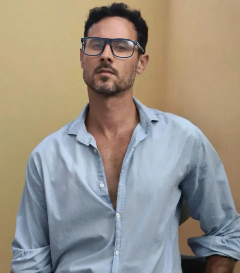 ユニセックス TR 素材のブルーライトカットメガネ、超軽量でスプリングヒンジ付き、実用的で多用途です。