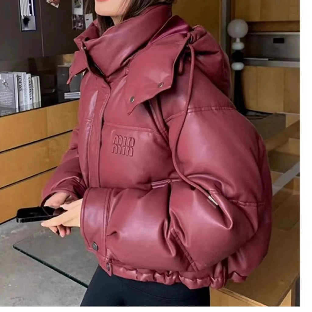 

2025 Новое модное женское зимнее пальто из искусственной кожи с коротким капюшоном, свободное хлопковое пальто, куртка-хлеб